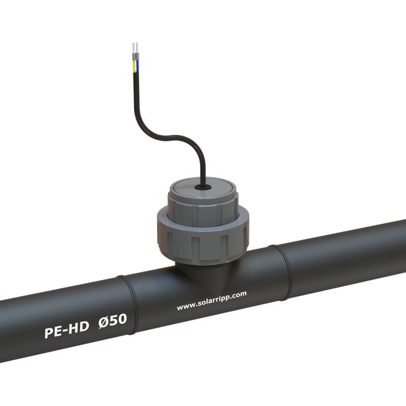 PE-HD Ø50-Rohr mit grauem Sensorgehäuse und angeschlossenem Elektrokabel zur Durchflussmessung.