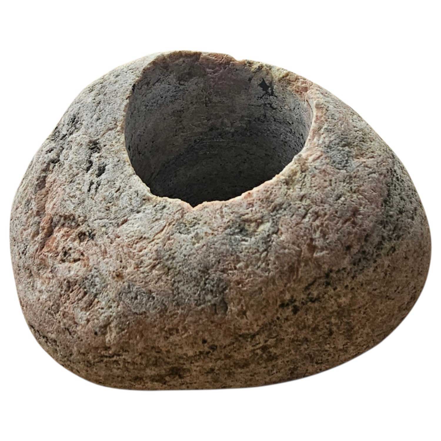 Eine Saunaduftschale aus natürlichem Speckstein mit einer zentralen Bohrung für ätherische Öle.