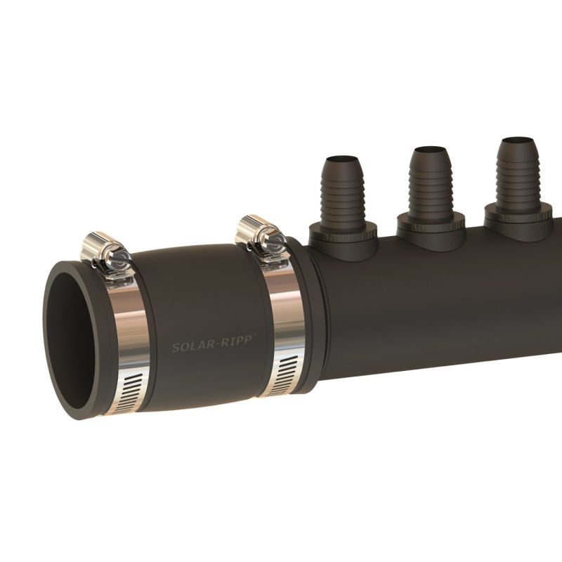 Nahaufnahme eines schwarzen Solar-Ripp-PVC-Rohrs mit Schlauchklemmenanschlüssen, geeignet für Sanitärinstallationen.