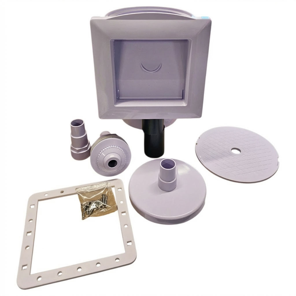 Pool-Skimmer-Set inklusive verschiedener Komponenten und Zubehörteile.