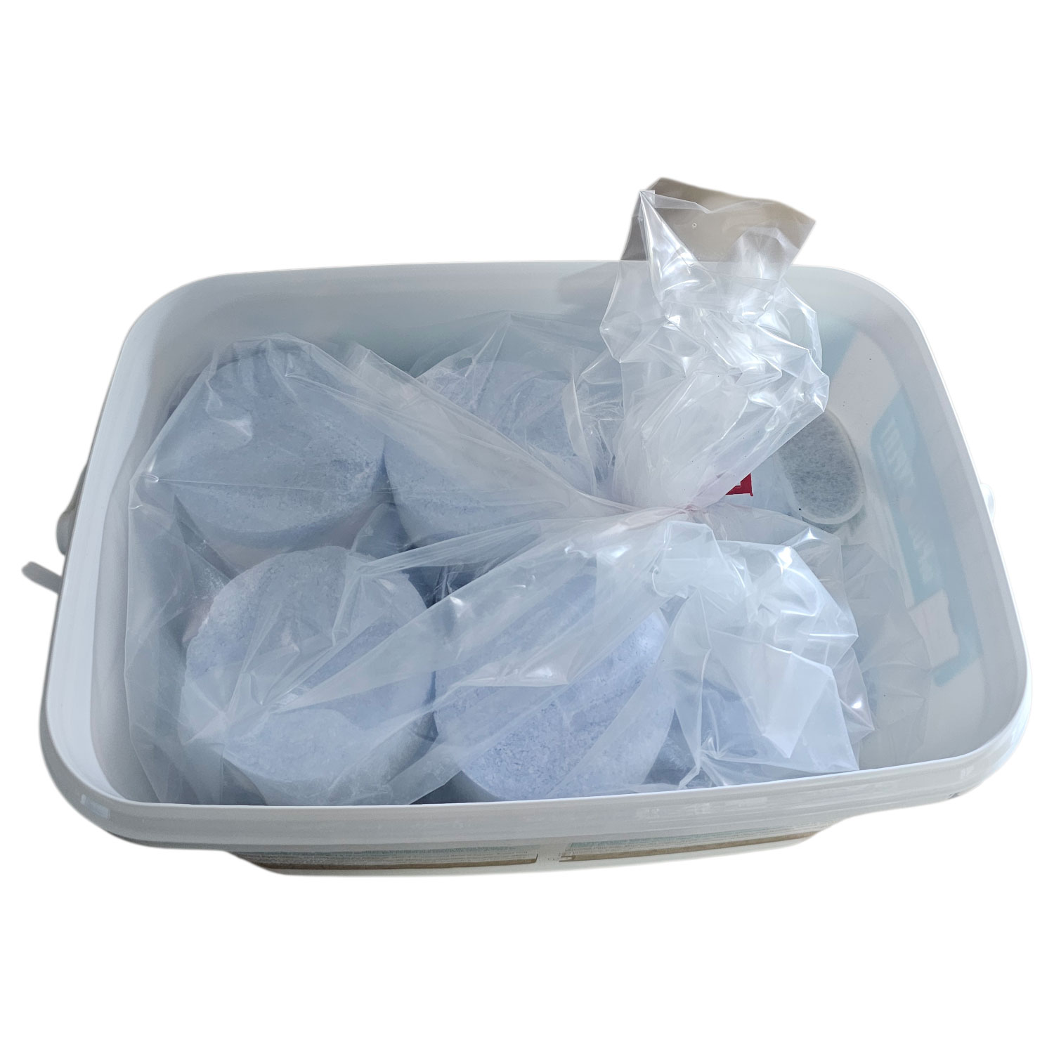 Weißer Eimer mit einzeln in Plastik verpackten blauen Chlortabletten für den Pool.