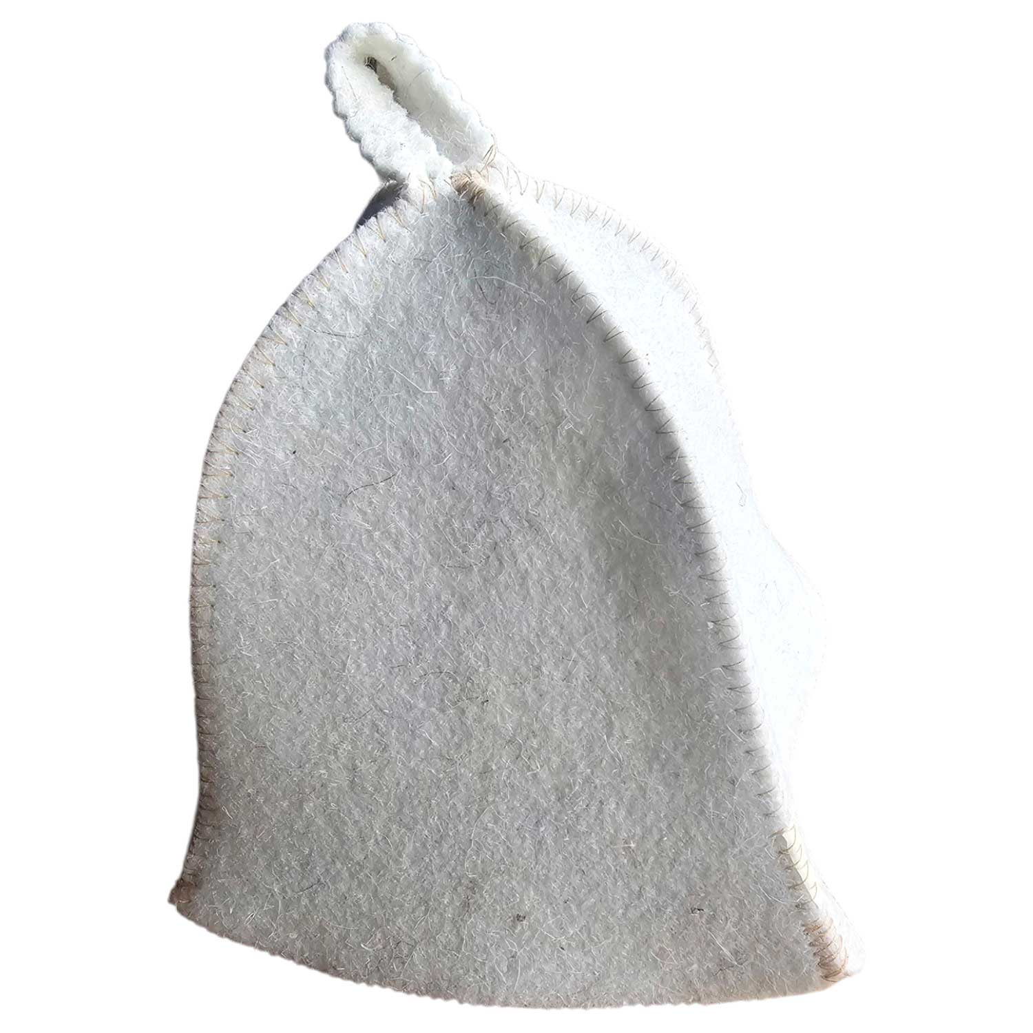 Ein weißer Saunahut aus Filz mit sichtbaren Nähten und einer kleinen Aufhängeöse oben.