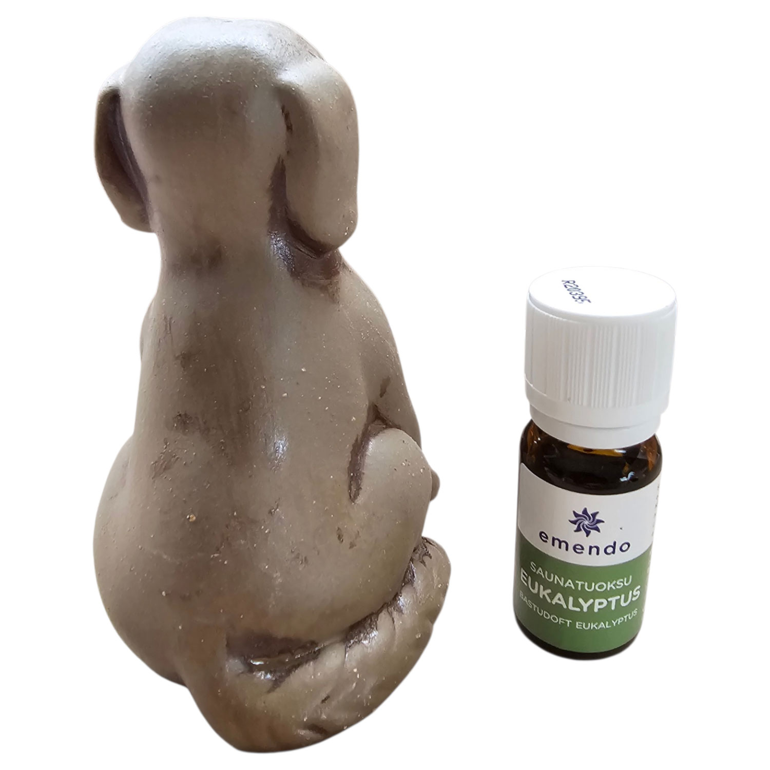 Eine kleine braune Hundefigur steht neben einer Flasche Eukalyptus-Saunaduft.