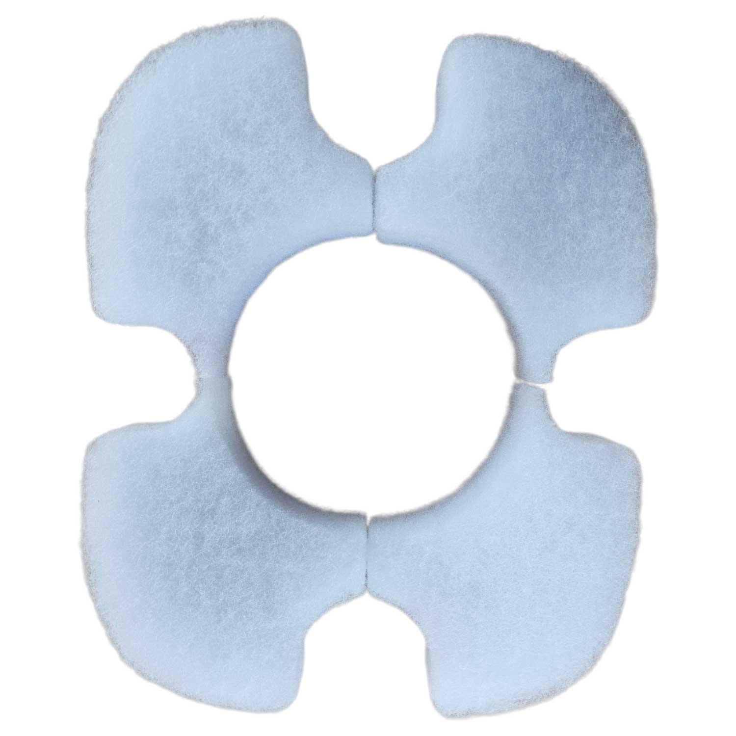 Vier weiße, gebogene Schaumstofffilterpads, kreisförmig angeordnet auf weißem Hintergrund.