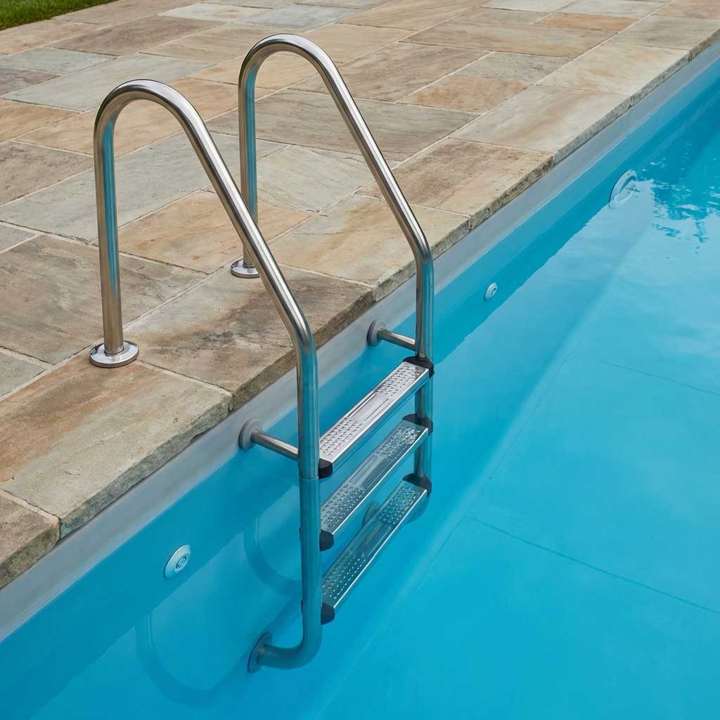 Schwimmbadleiter aus Edelstahl mit Stufen, installiert auf einem Pooldeck aus Steinfliesen.