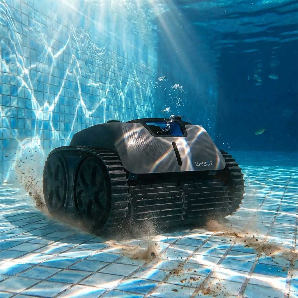 Roboter-Poolreiniger mit Tankauftritten, der aktiv den gefliesten Boden eines Schwimmbeckens reinigt.