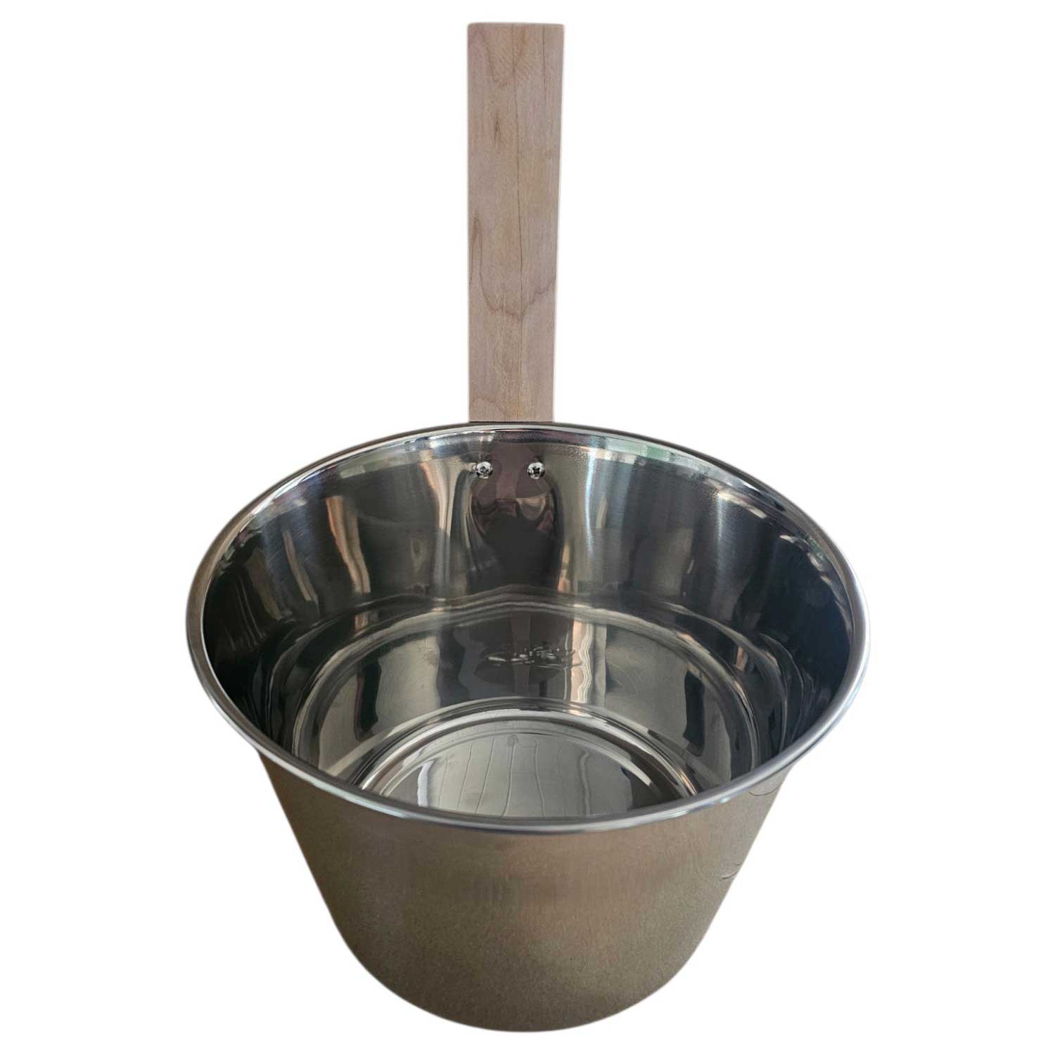 Eine Saunakelle aus Edelstahl mit hellem Holzgriff vor weißem Hintergrund.