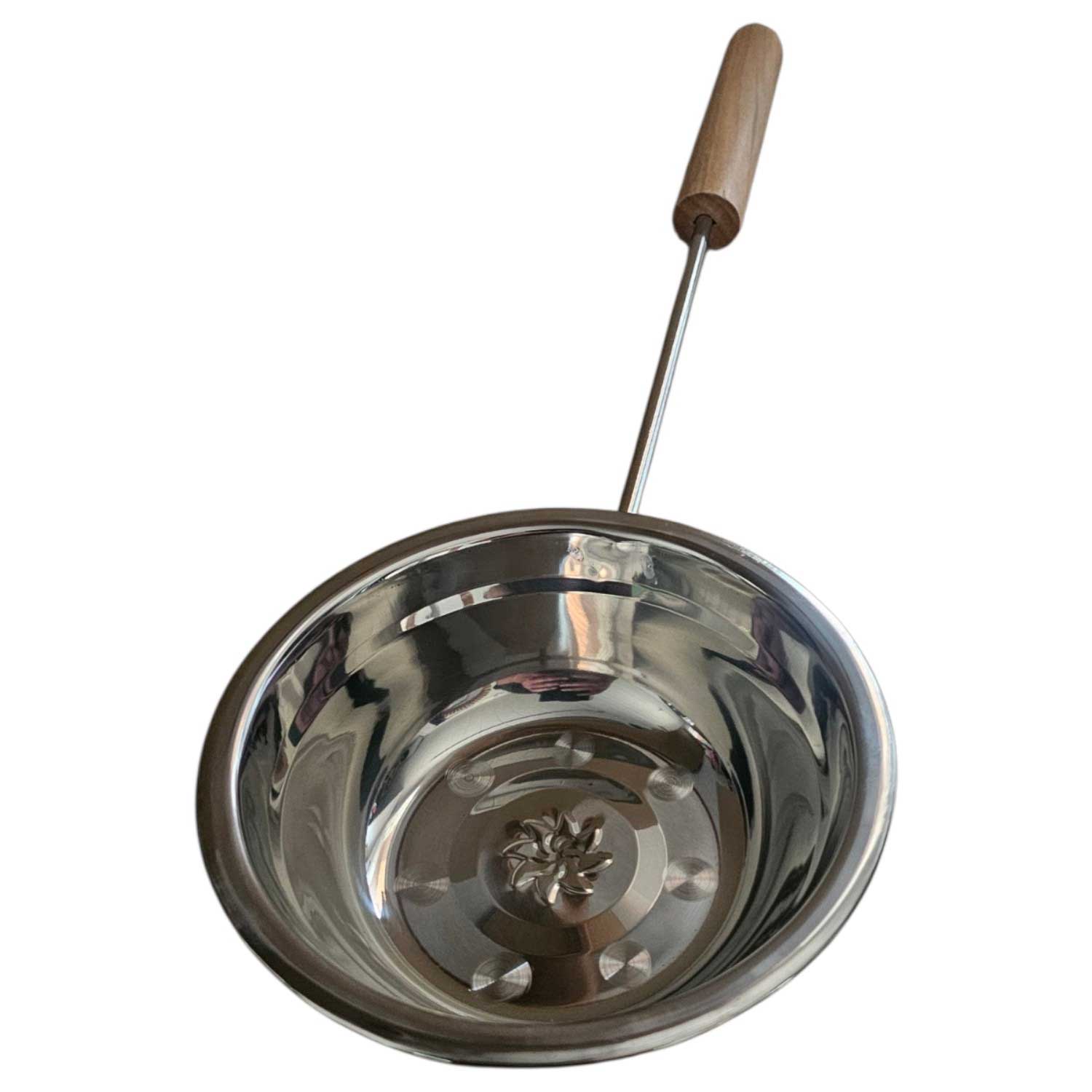 Eine Edelstahlschüssel mit langem Metallgriff und Holzgriff auf weißem Hintergrund.