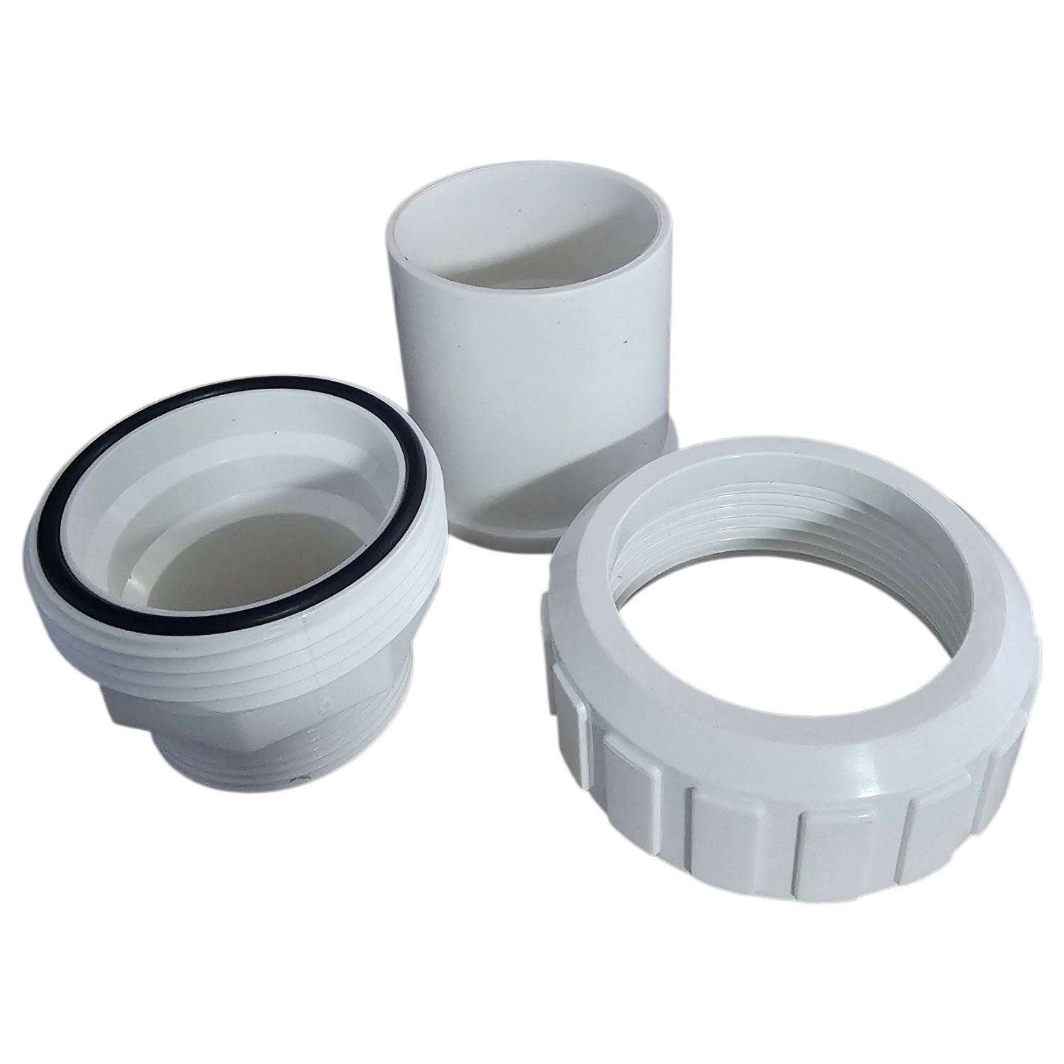 Drei weiße Pool-Sanitärarmaturen, darunter ein Anschlussstück und zwei Adapter.