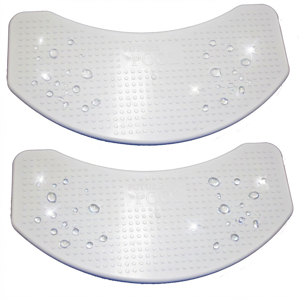 Zwei weiße Pool-Stufenmatten mit strukturierter Oberfläche und Wassertropfen.