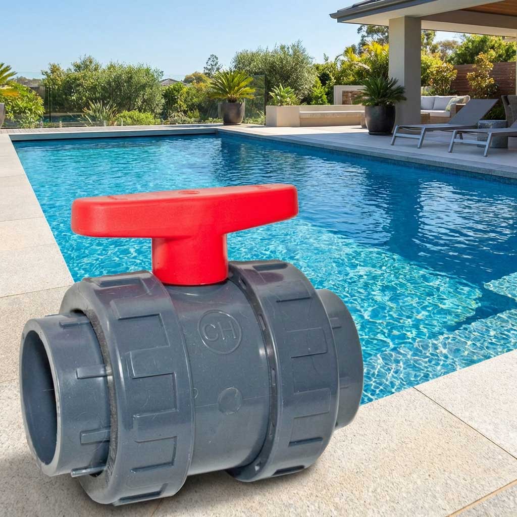 Schwimmbad mit einem großen grauen Kugelhahn im Vordergrund.