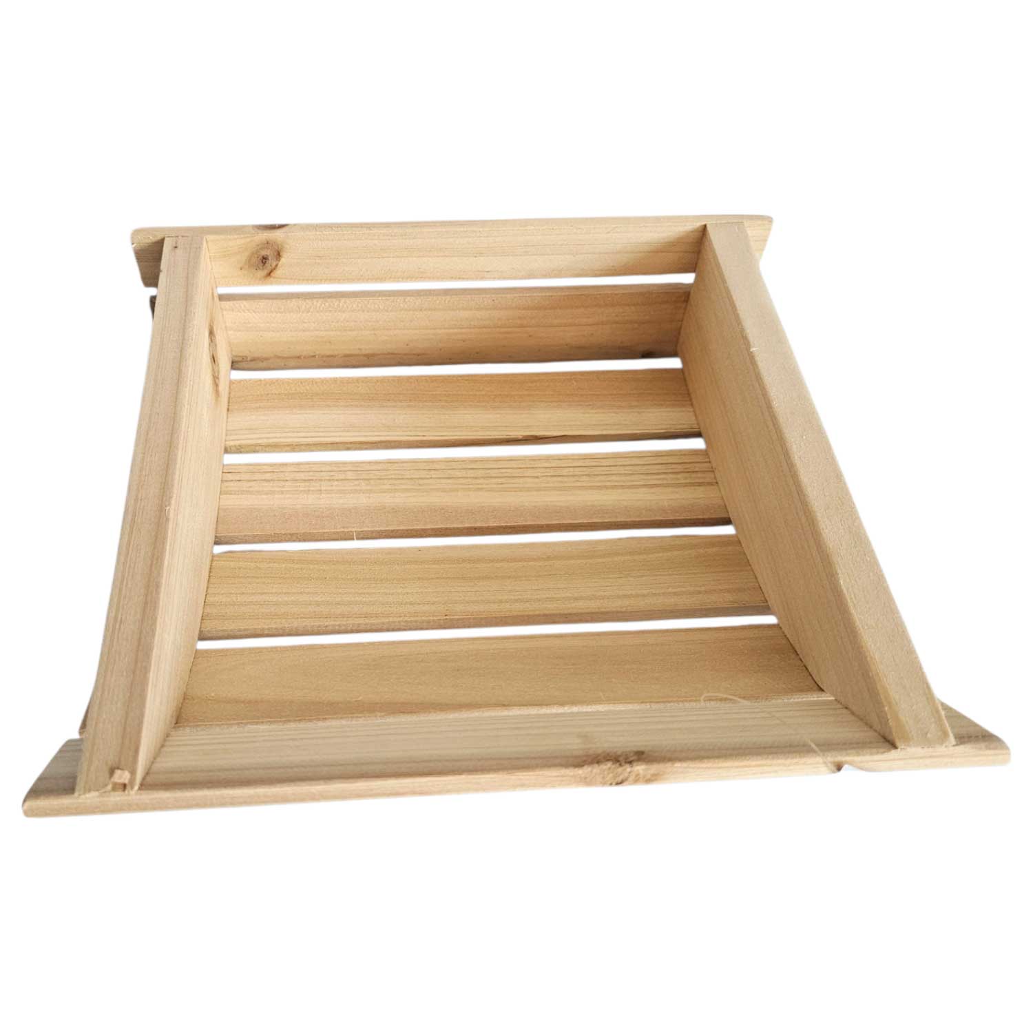 Eine leere rechteckige Holzkiste mit Lattenrosten und flachem Boden vor weißem Hintergrund.