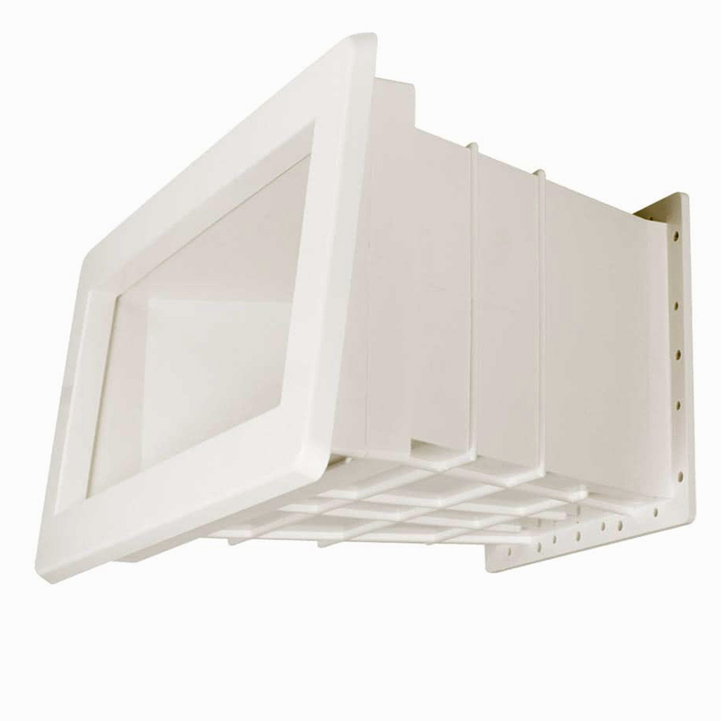 Weißer Poolskimmer mit rechteckiger Öffnung und mehreren Schlitzen.