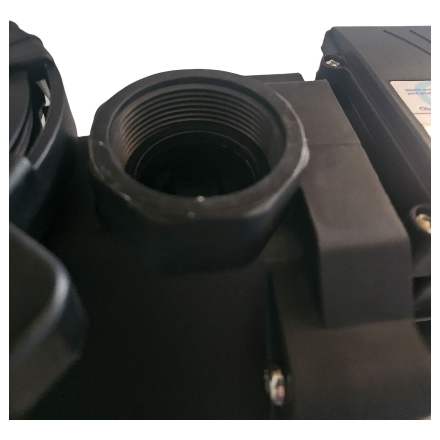 Nahaufnahme einer Gewindeverbindung an einer Poolpumpenkomponente.