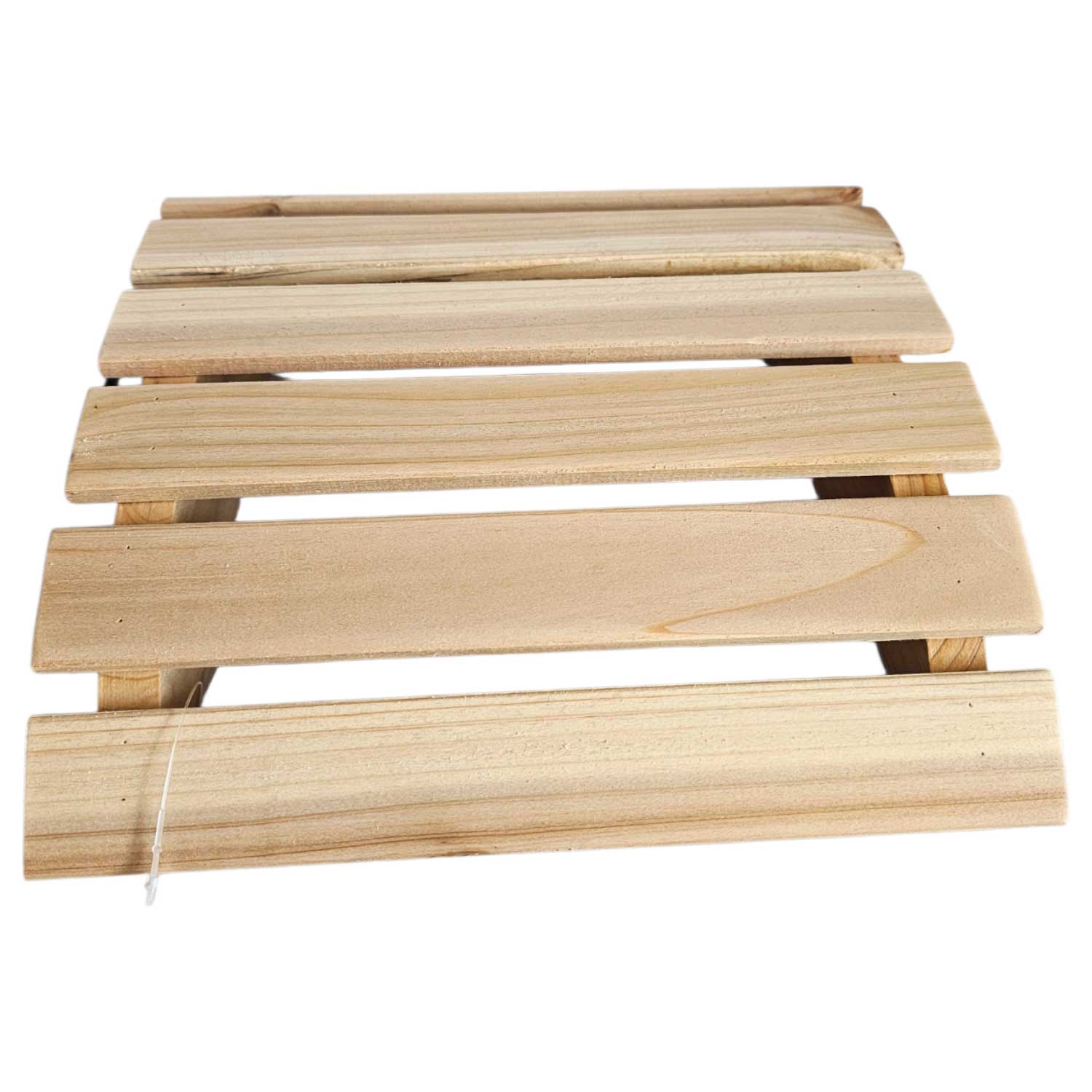 Eine kleine Holzlattenplattform aus hellbraunen Naturholzbrettern.
