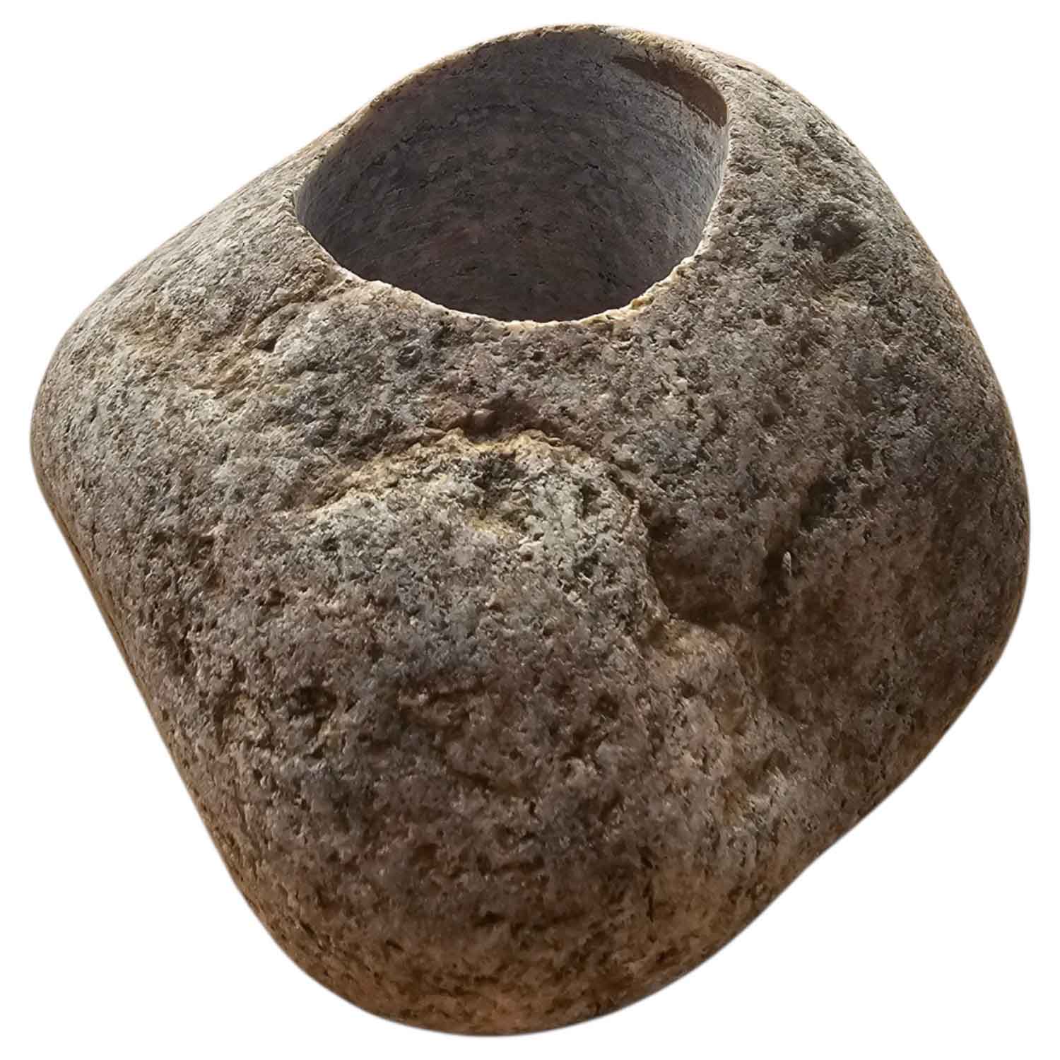 Ein rauer, natürlicher Speckstein mit einer einzigen zylindrischen Bohrung für den Saunaduft.