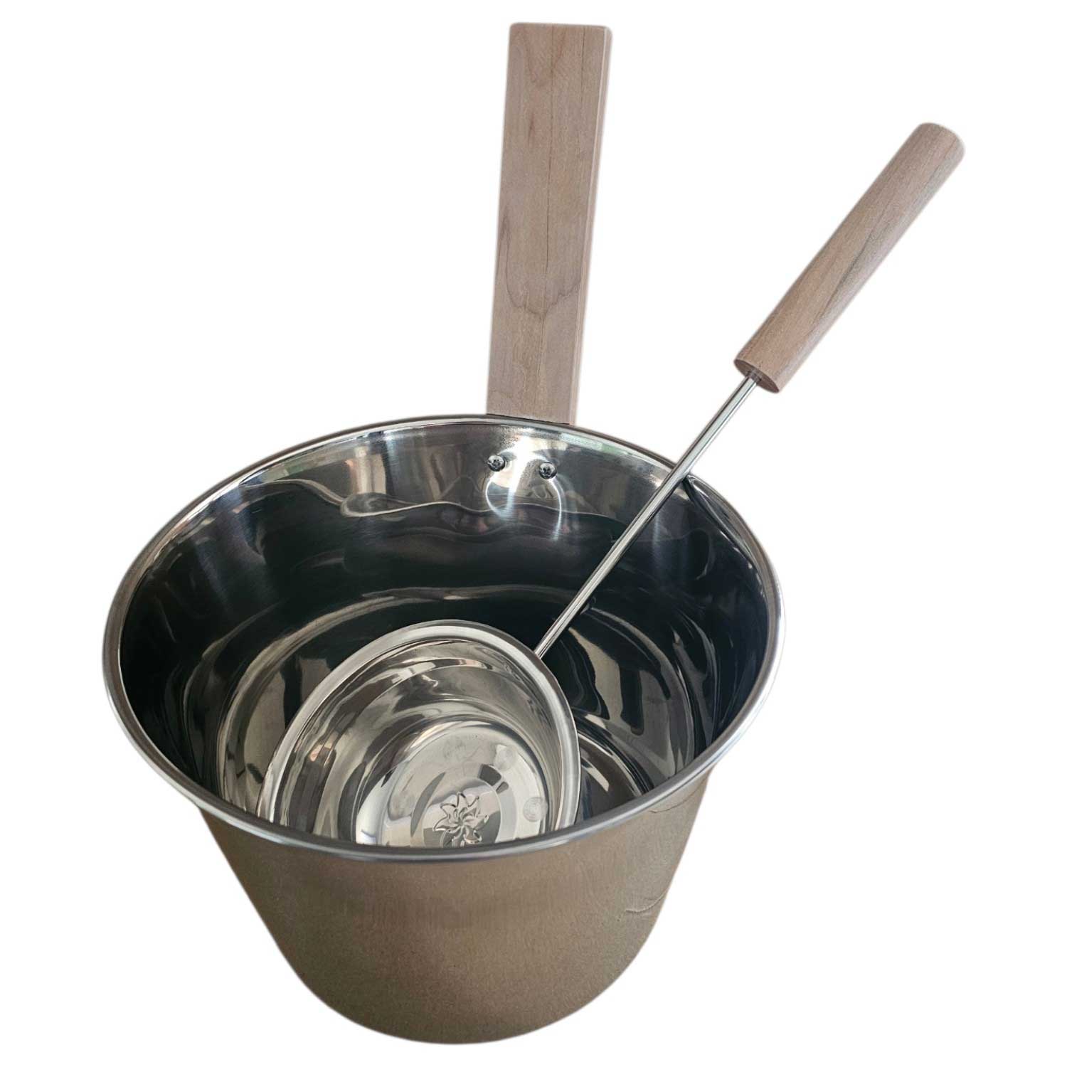 Ein Saunakübel aus Edelstahl mit Holzgriff und einer passenden Metallkelle im Inneren.