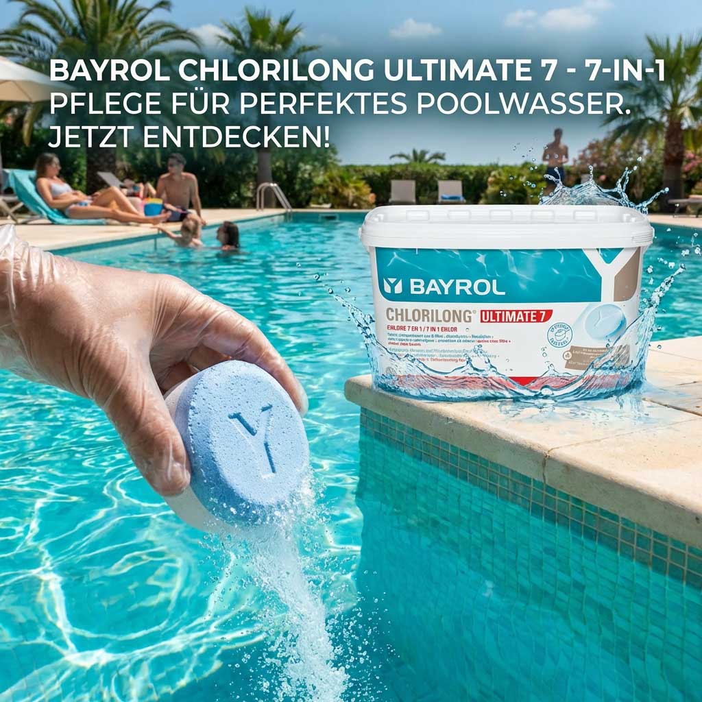 Eine Hand legt eine blaue Chlortablette mit einem Eimer Bayrol Chlorilong Ultimate 7 in ein Schwimmbad.