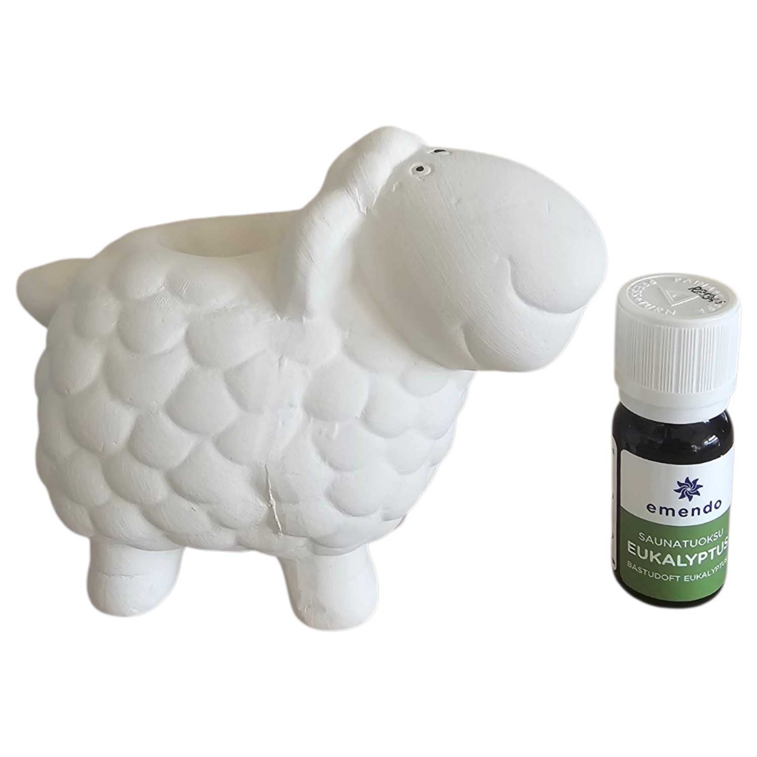 Eine Schaffigur aus weißer Keramik neben einer kleinen Flasche Eukalyptus-Saunaduftöl.