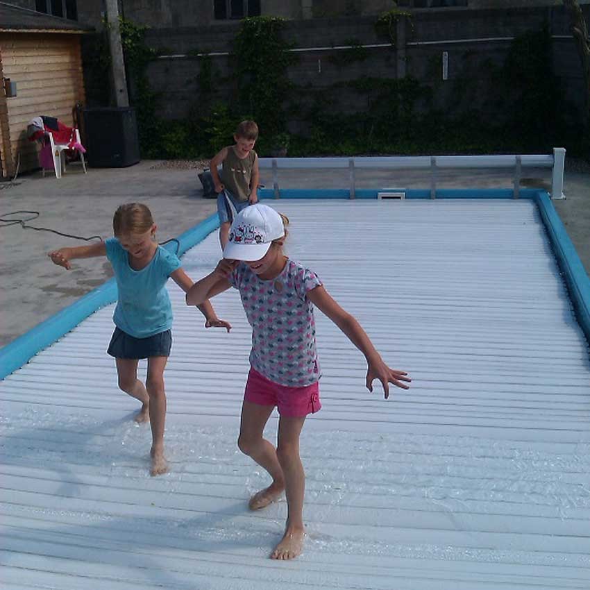 liderpool-kinder-auf-der-rollladenabdeckung