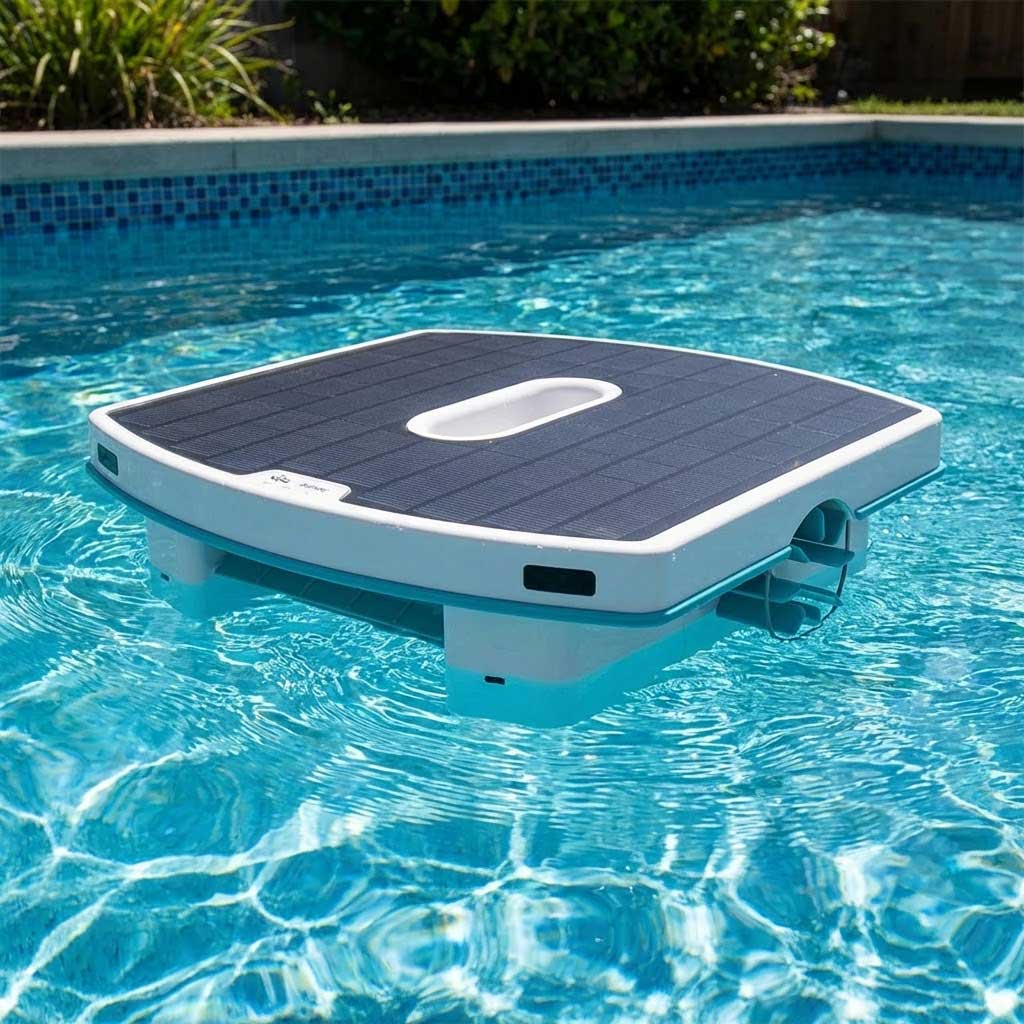 Schwimmender Poolskimmer auf blauem Poolwasser.