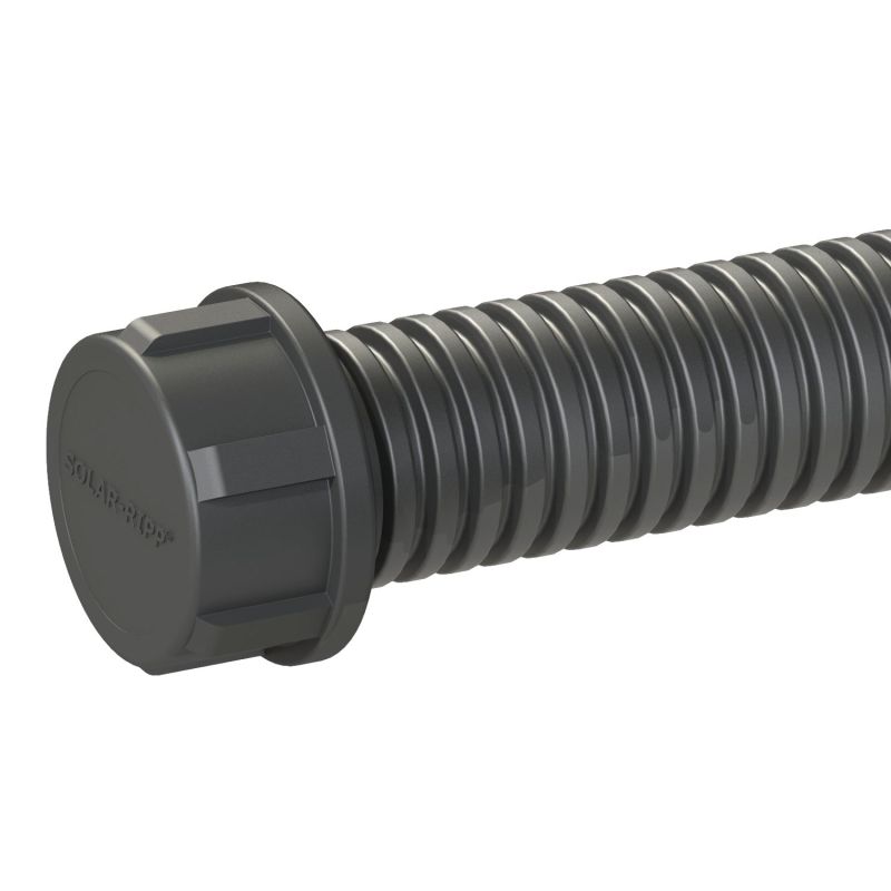 Nahaufnahme eines flexiblen, gewellten schwarzen Kunststoffrohrs mit Anschlussstück, das seine gerippte Konstruktion zeigt.