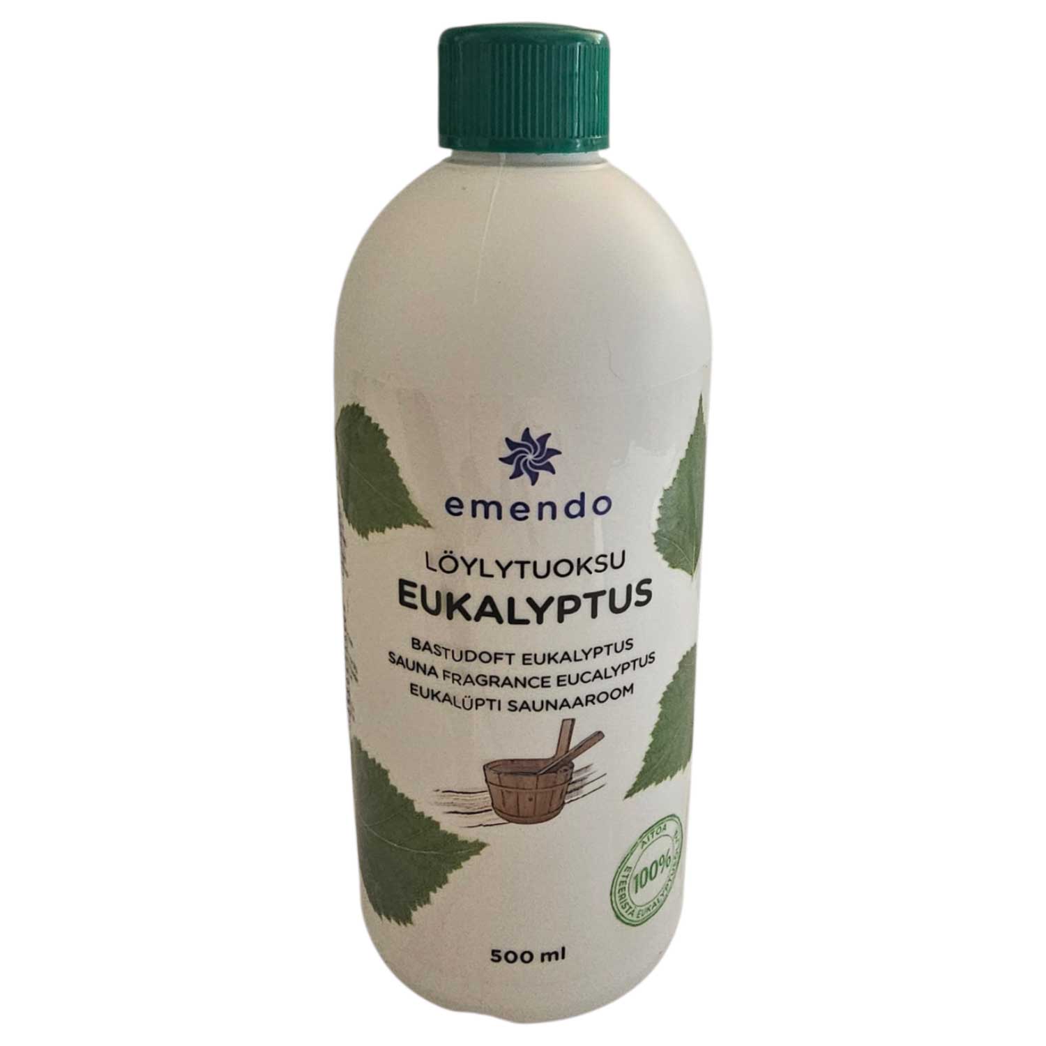 Eine weiße Plastikflasche mit Eukalyptus-Saunaduft mit grünem Verschluss vor weißem Hintergrund.
