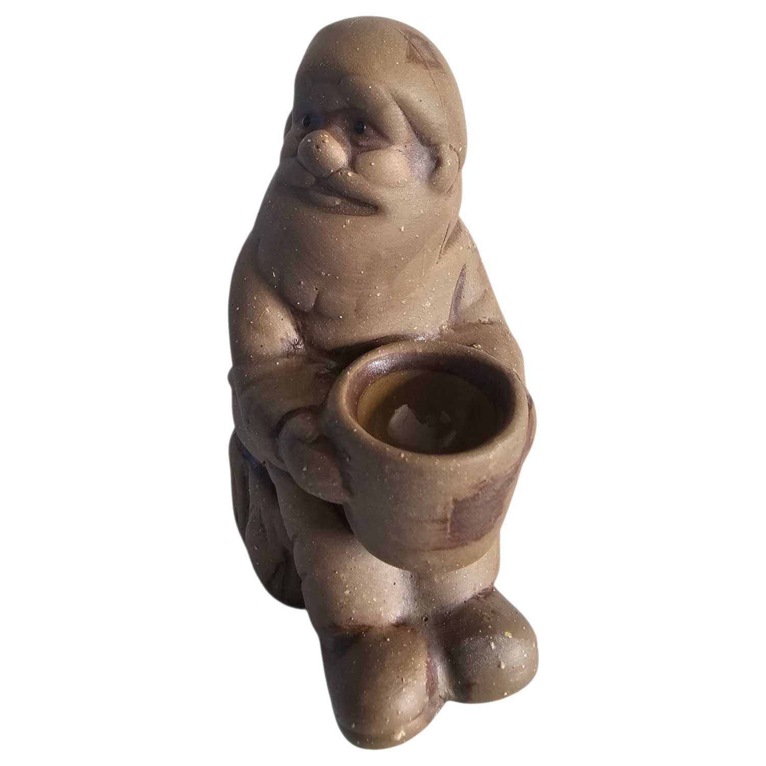 Eine braune Gartenzwergfigur aus Keramik, die eine kleine Schüssel in den Händen hält.