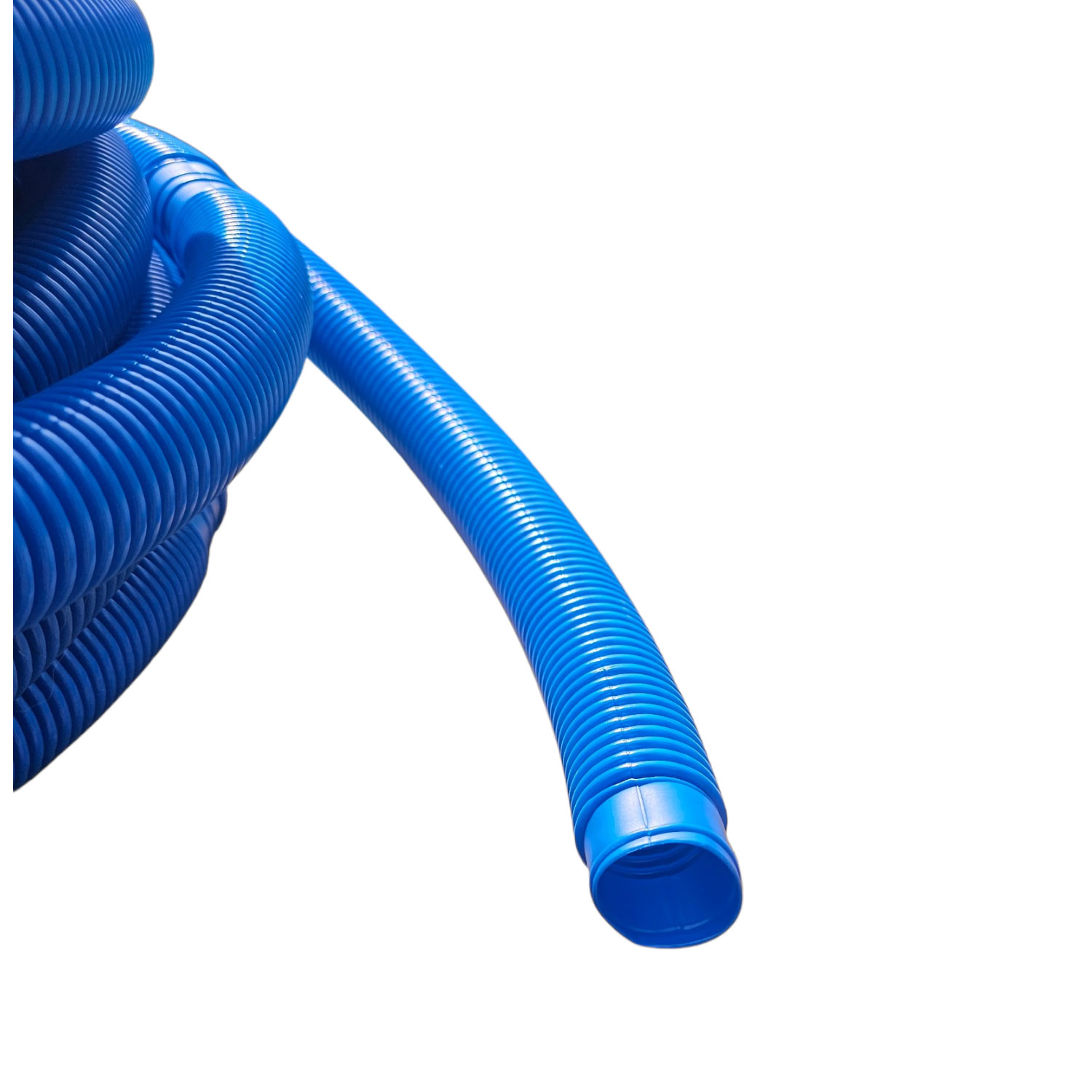 Aufgerollter blauer Poolsaugschlauch mit glatter Oberfläche und abgerundetem Ende.