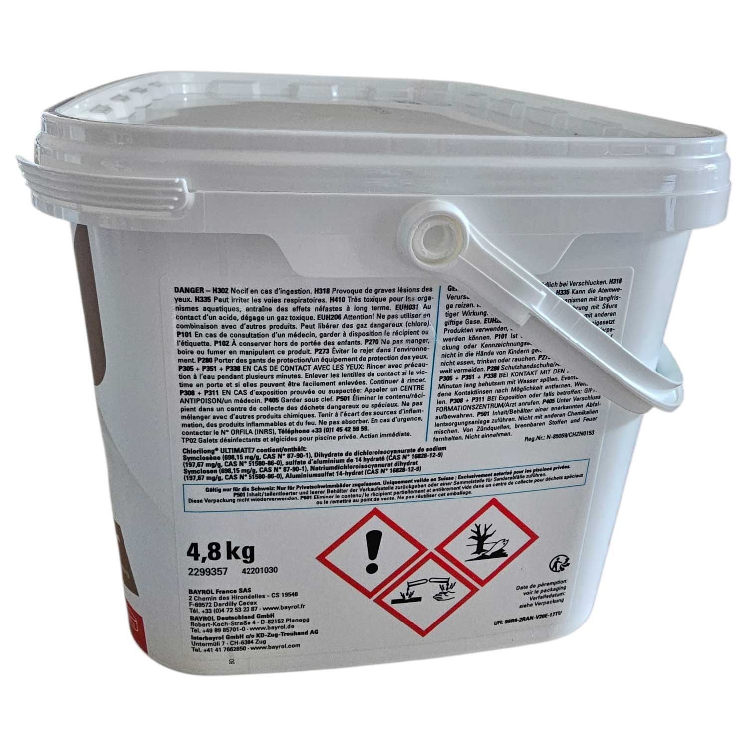 Weißer Plastikeimer mit Deckel, mit Gefahrensymbolen und Produktinformationsetiketten.