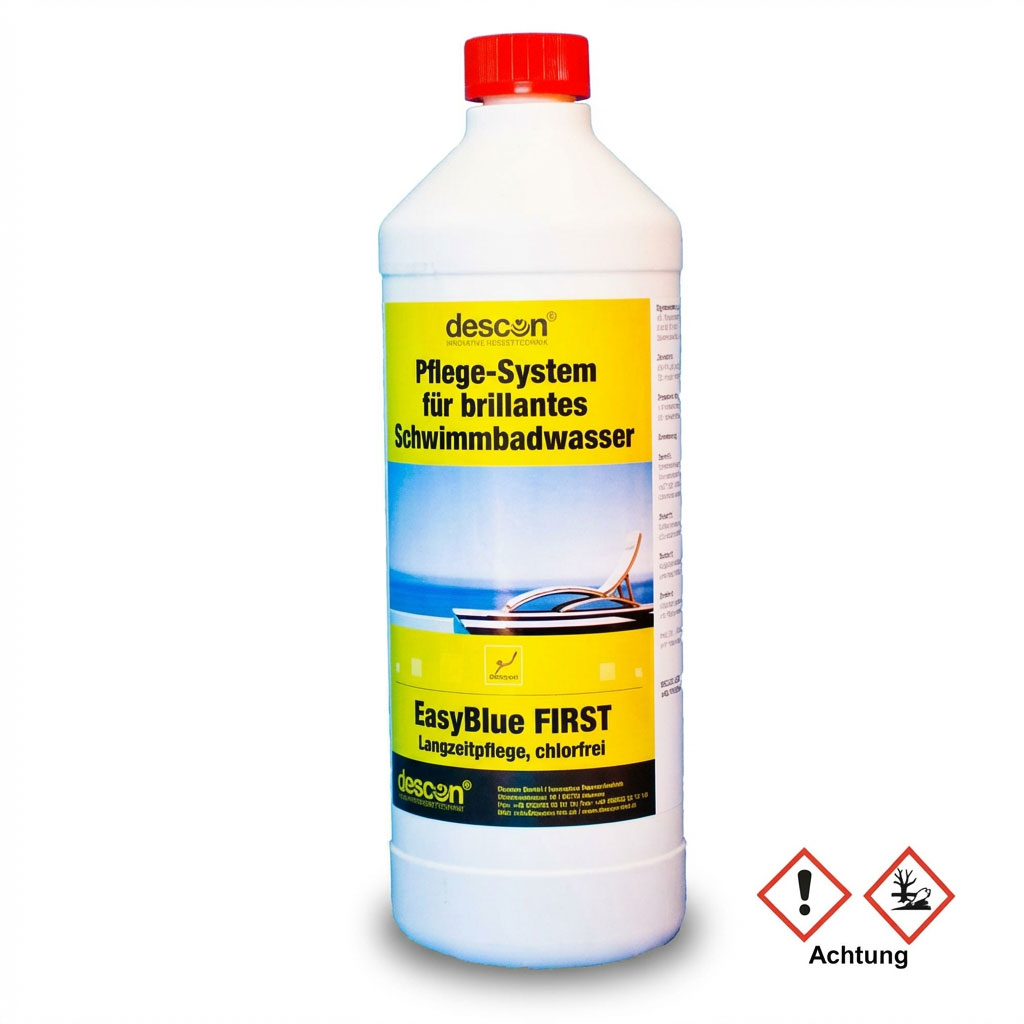 Weiße Flasche mit rotem Verschluss, beschriftet mit „Pflege-System für brillantes Schwimmbadwasser“ und „EasyBlue FIRST“.