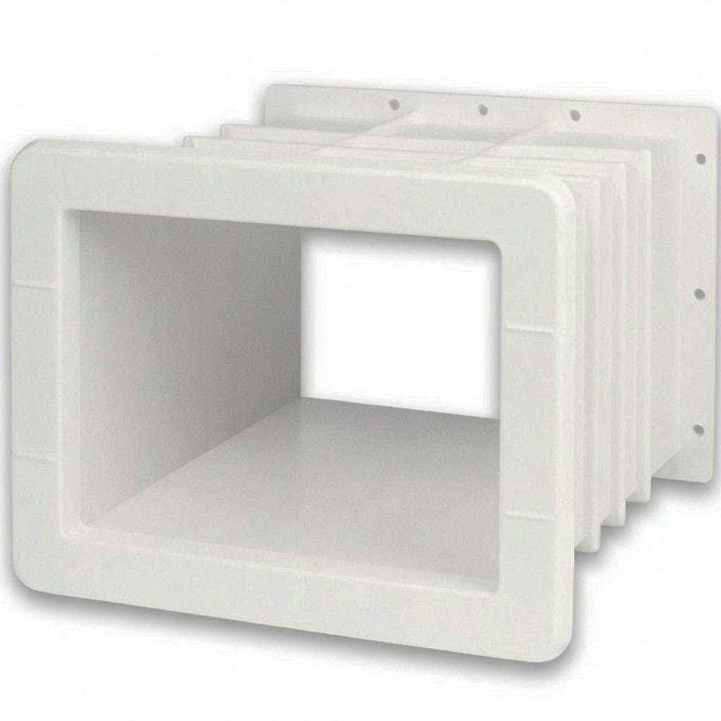 Weiße, rechteckige Pool-Skimmer-Erweiterung mit Faltenbalg im Ziehharmonika-Stil für eine flexible Installation.