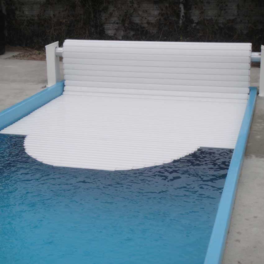 Schwimmbad mit Rollladenabdeckung in Betrieb