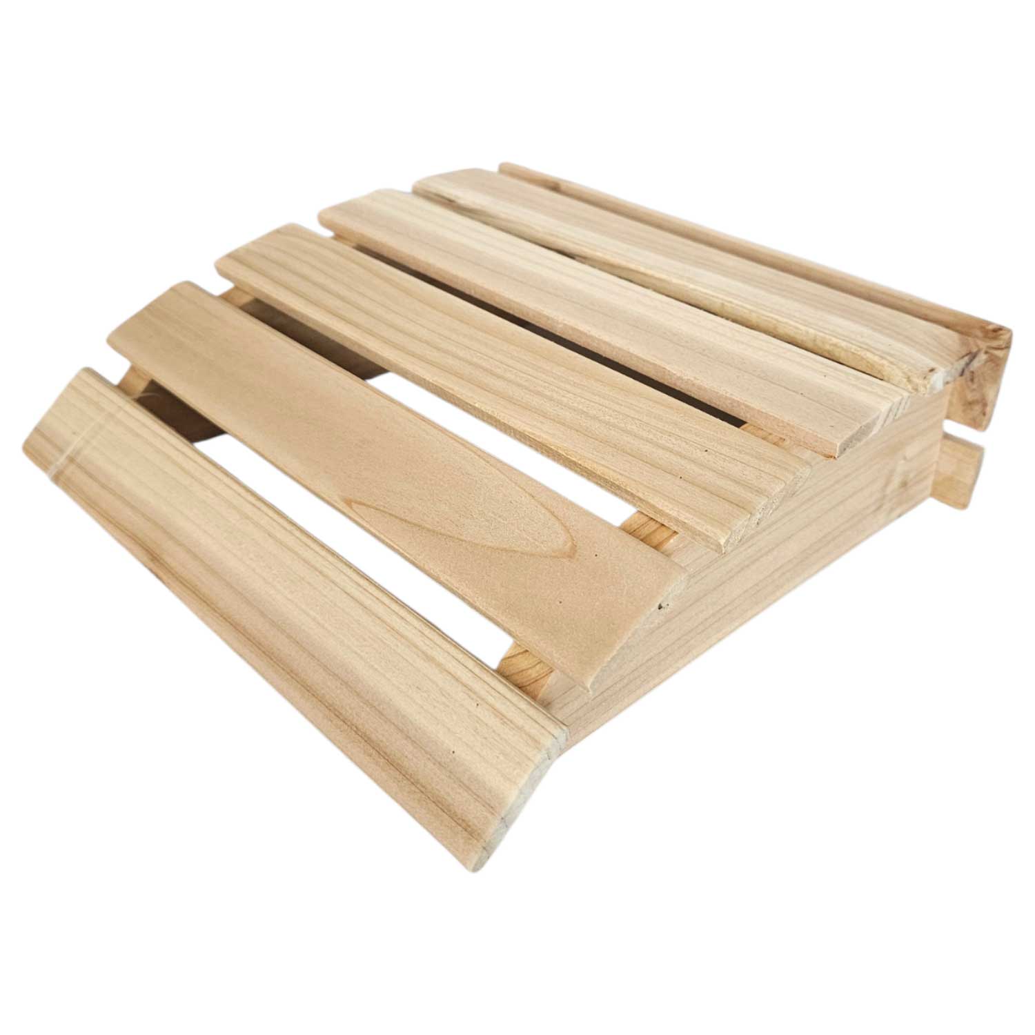 Ein kleiner Tritthocker aus Holz aus natürlichen hellbraunen Lattenrosten.