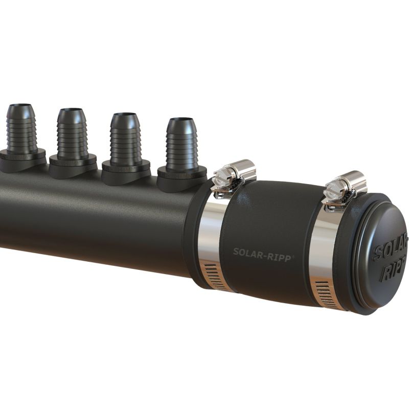 Bild eines schwarzen Solar-Ripp-Verteilers mit vier Schlauchtüllen und zwei Edelstahlklemmen.