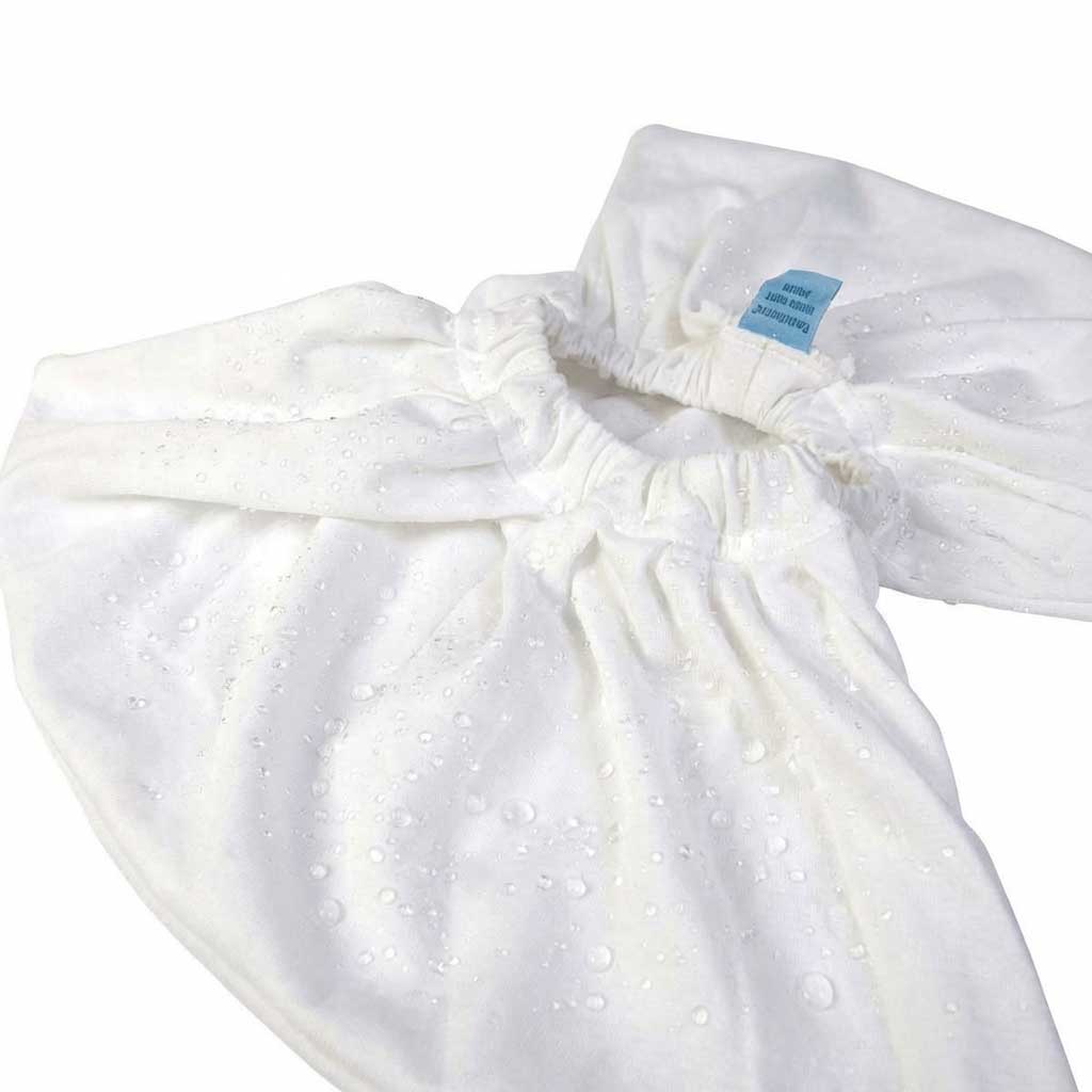 Weiße Poolabdeckung mit elastischen Kanten und Wassertropfen auf der Oberfläche.