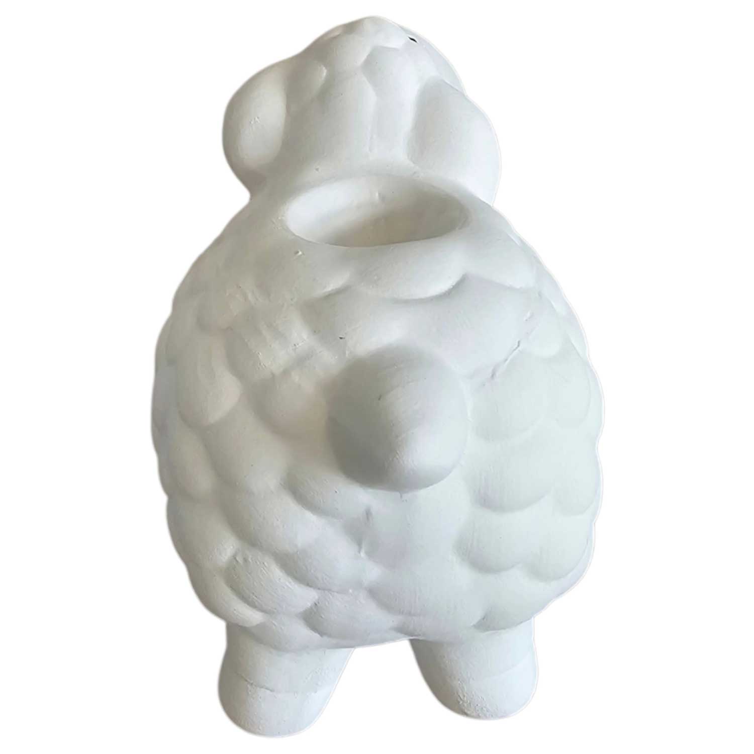 Eine Schaffigur aus weißer Keramik mit einer hohlen Öffnung auf der Rückseite zur Verwendung als Pflanzgefäß.