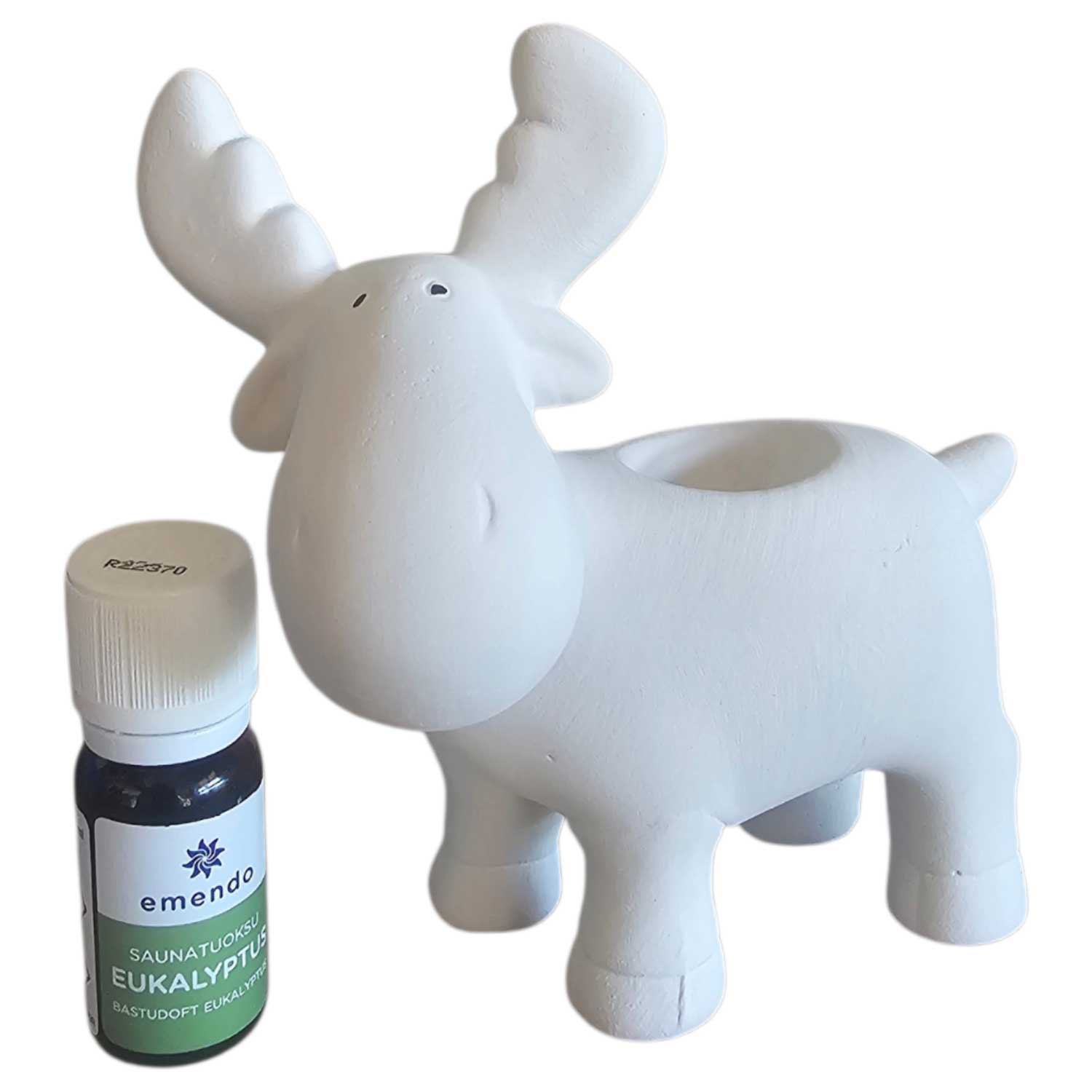 Eine weiße Elchfigur aus Keramik neben einer kleinen Flasche Eukalyptus-Saunaduftöl.