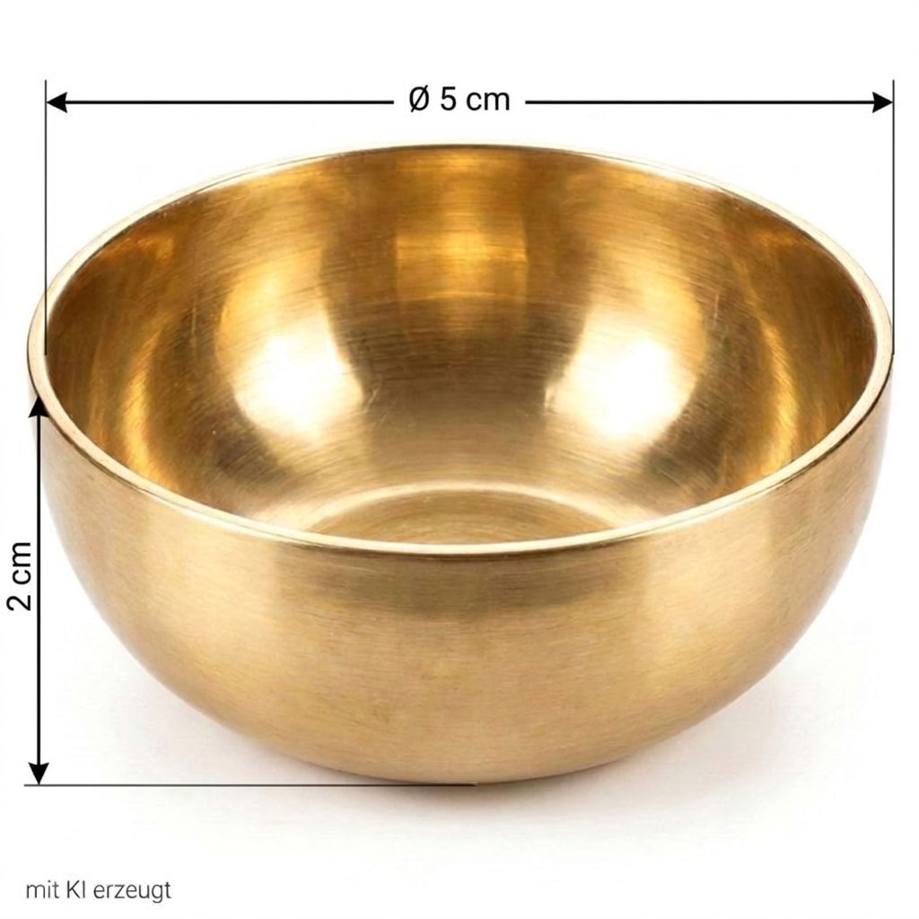 Eine kleine Klangschale aus Messing mit einem Durchmesser von 5 cm und einer Höhe von 2 cm.