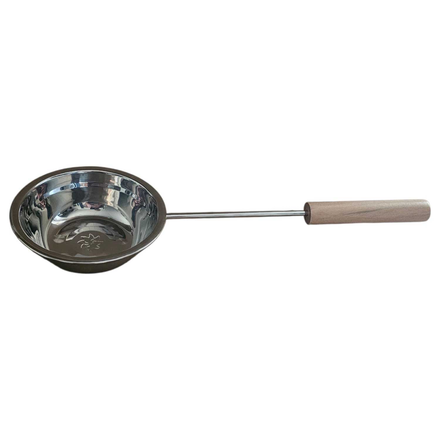 Eine Saunakelle aus Edelstahl mit langem Metallgriff und Holzgriff.