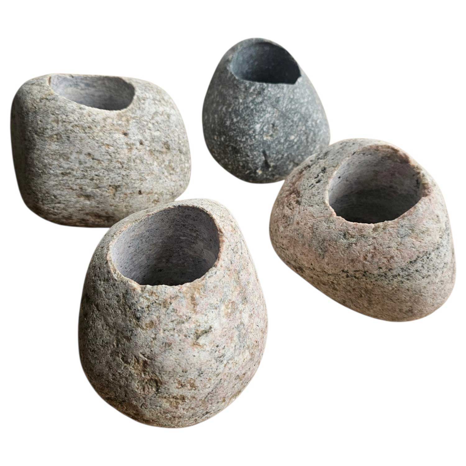 Vier Saunaduftschalen aus natürlichem Speckstein mit einem einzigen zentralen Loch für ätherische Öle.