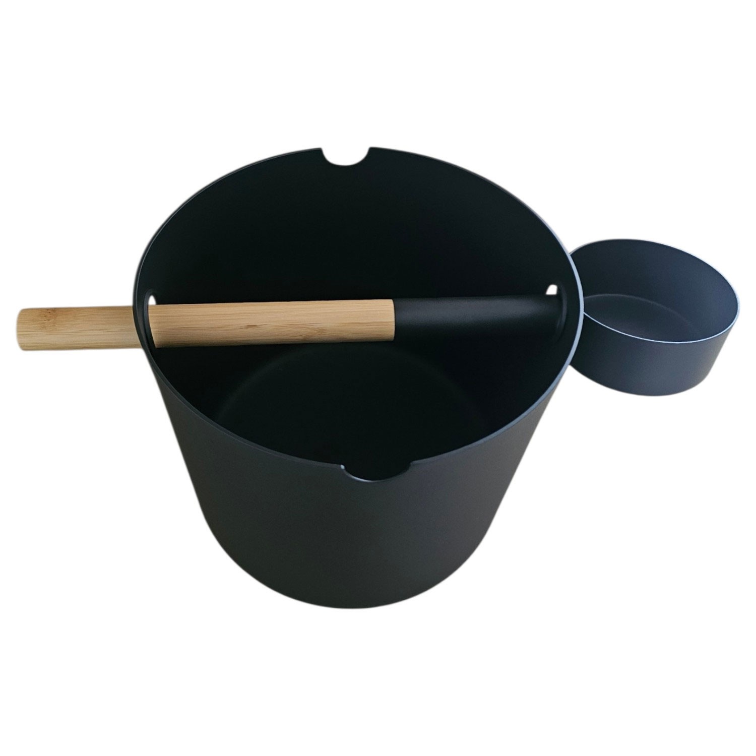 Ein schwarzer Saunakübel mit Holzgriff und passender schwarzer Saunakelle.