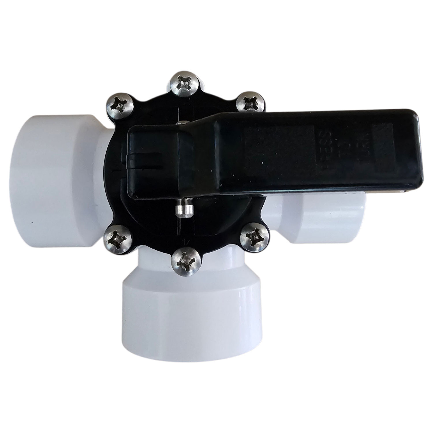 Dreiwegeventil mit schwarzem Griff und weißen PVC-Anschlüssen.