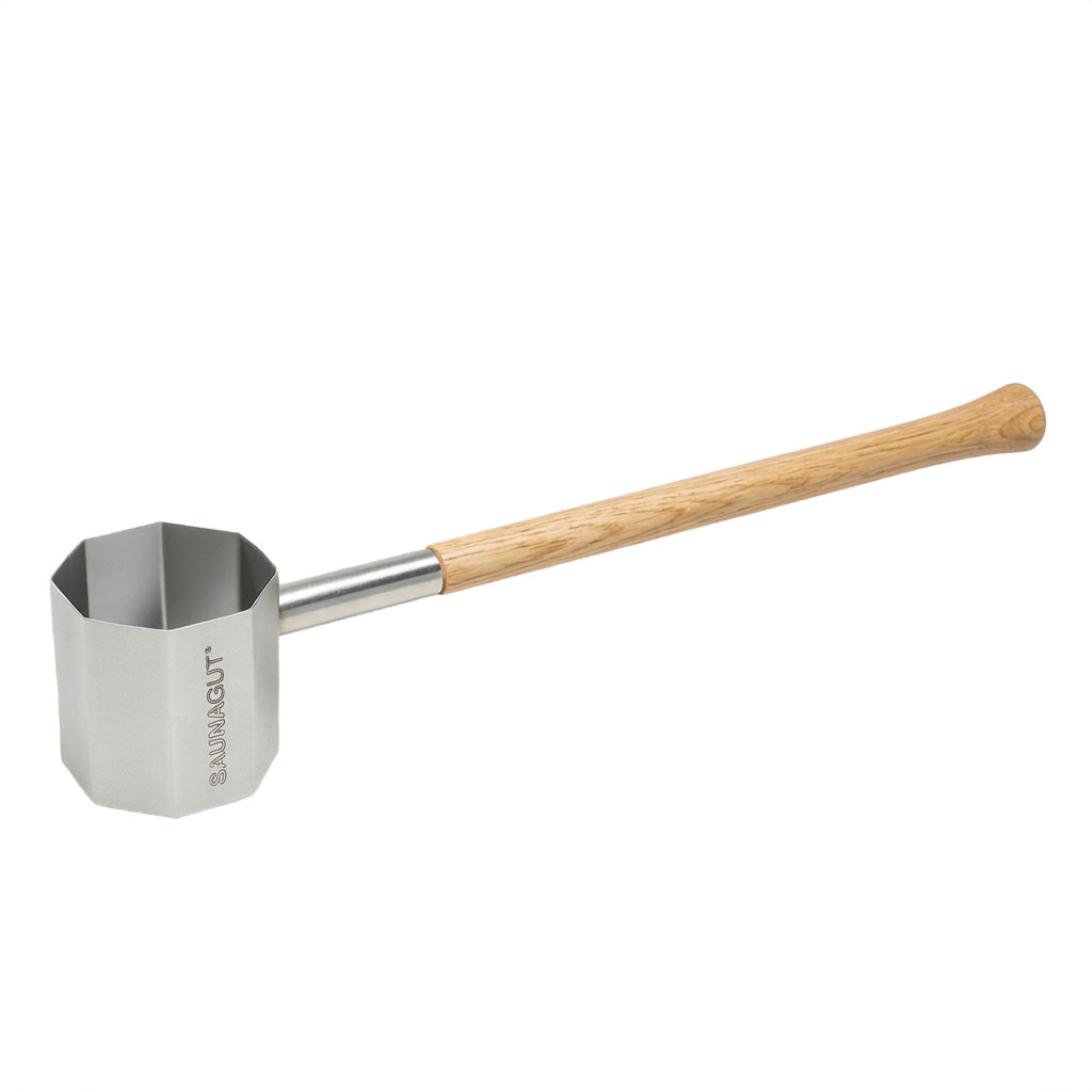Achteckige Saunakelle aus Edelstahl mit langem Holzgriff auf weißem Hintergrund.