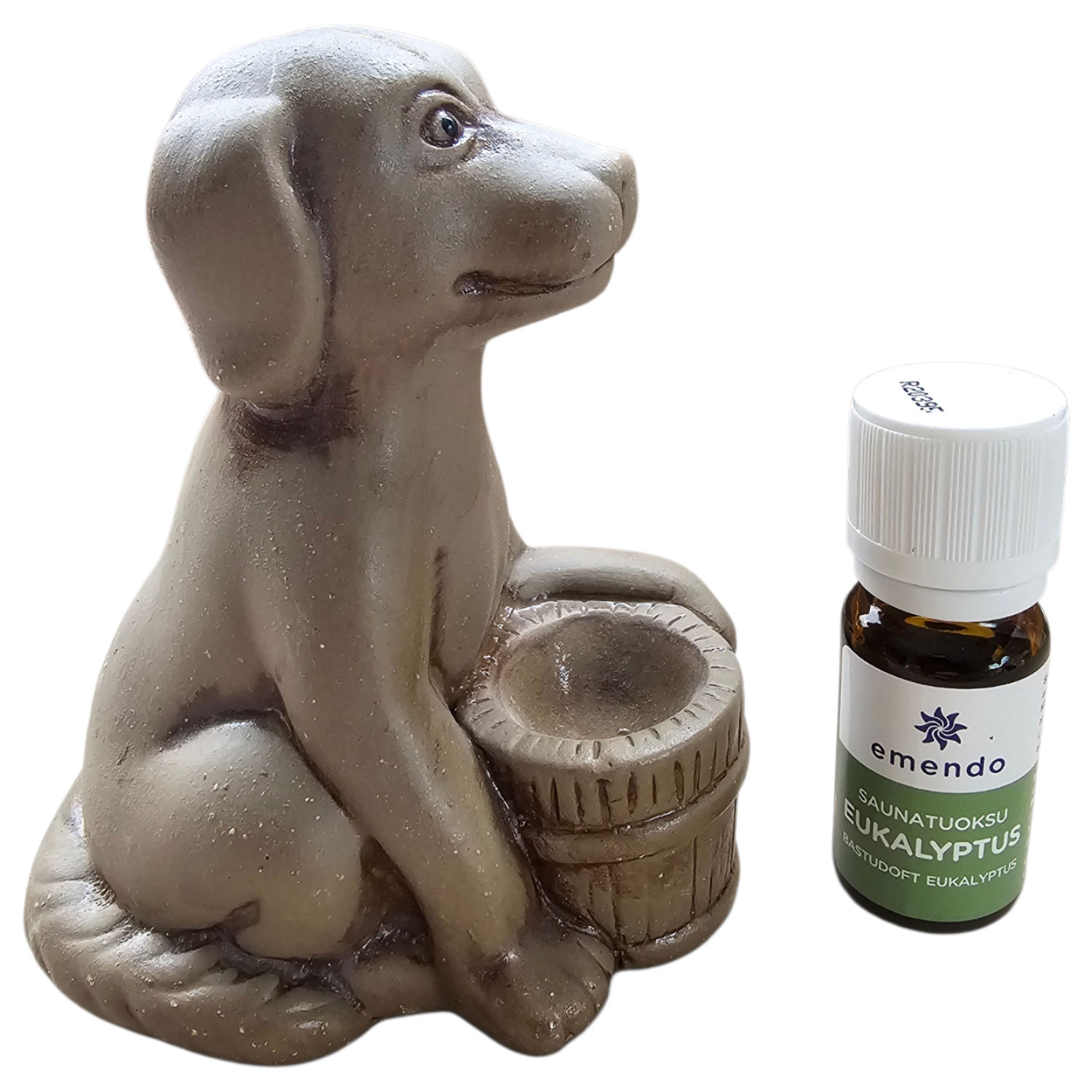 Eine steinerne Hundefigur neben einer kleinen Flasche Eukalyptus-Saunaduftöl.