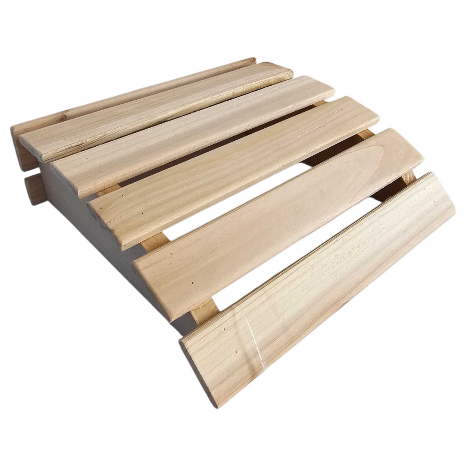 Eine kleine Holzlattenplattform aus hellen Naturholzbrettern.