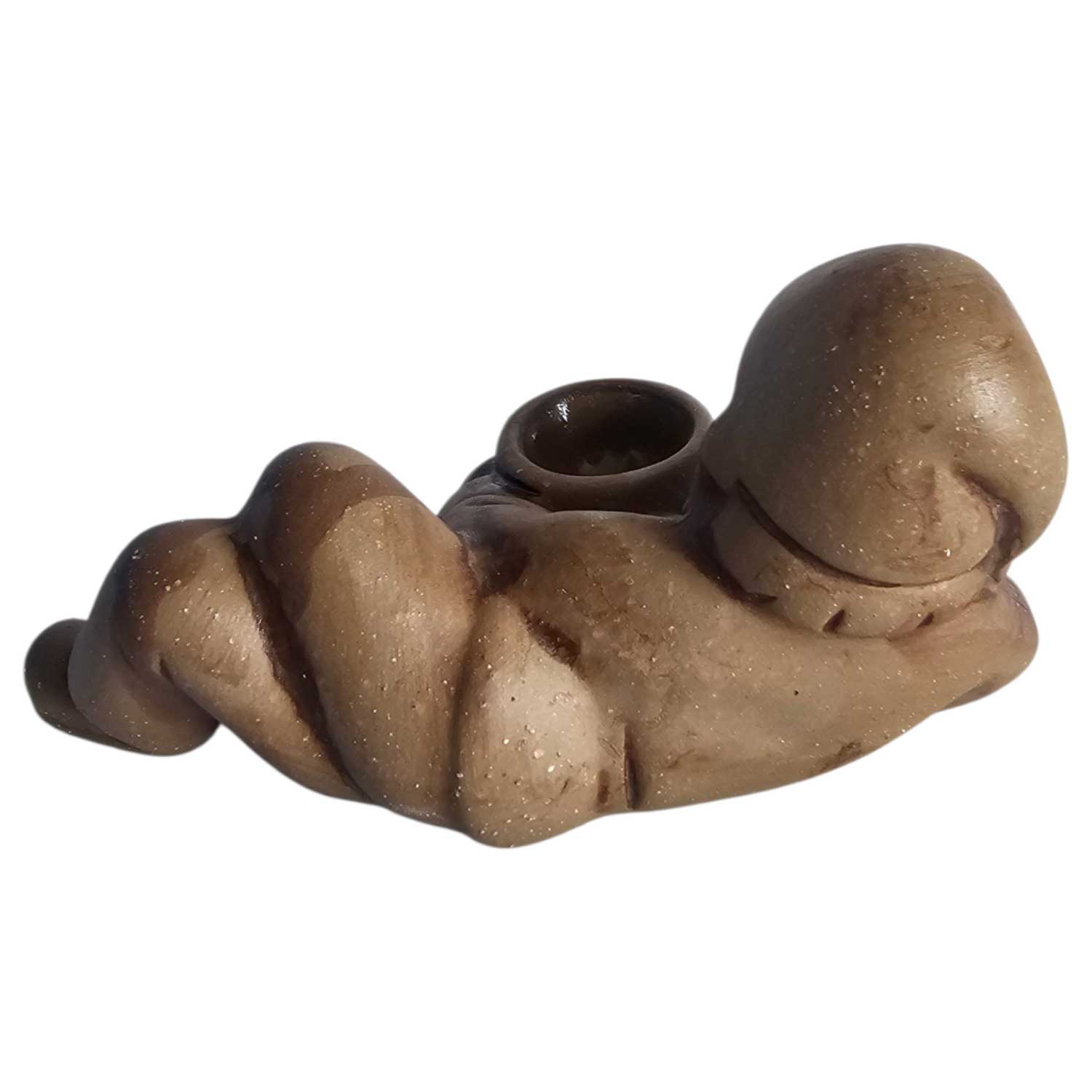 Ein brauner Kerzenhalter aus Keramik in Form einer stilisierten liegenden Figur.