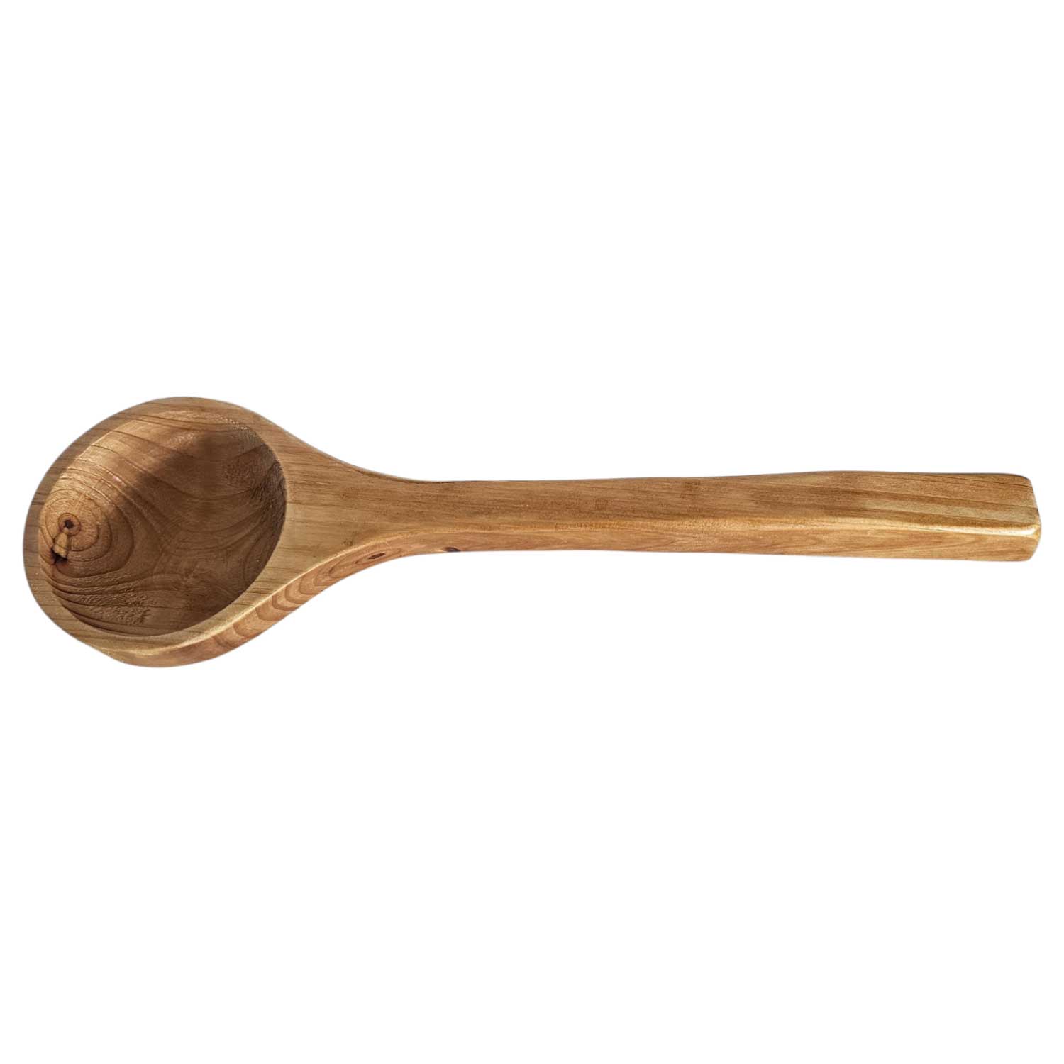 Eine handgefertigte Holzkelle mit glatter Oberfläche und sichtbaren natürlichen Maserungsmustern.