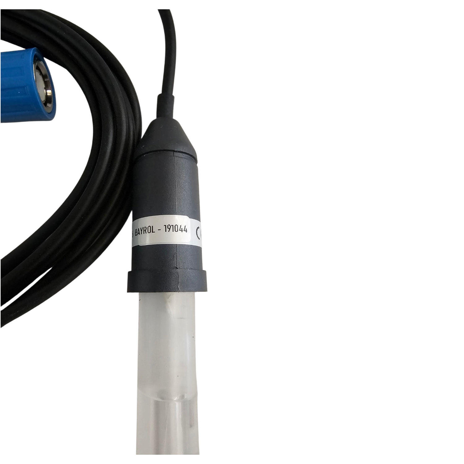 Eine Wasserqualitätssensorsonde mit schwarzem Kabel und blauem Stecker auf weißem Hintergrund.