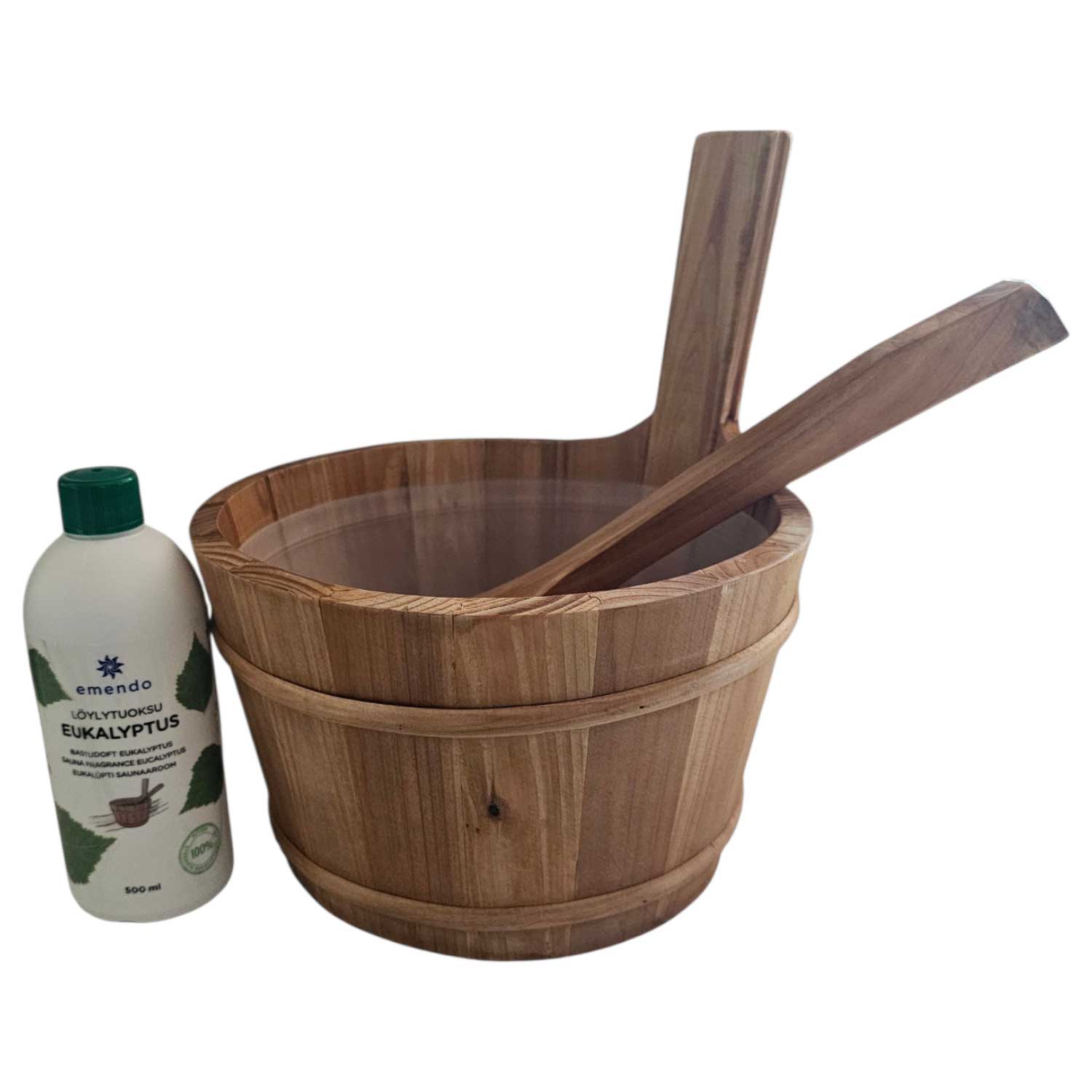 Ein Saunakübel aus Holz mit einer Schöpfkelle und einer Flasche Eukalyptus-Saunaduftöl.